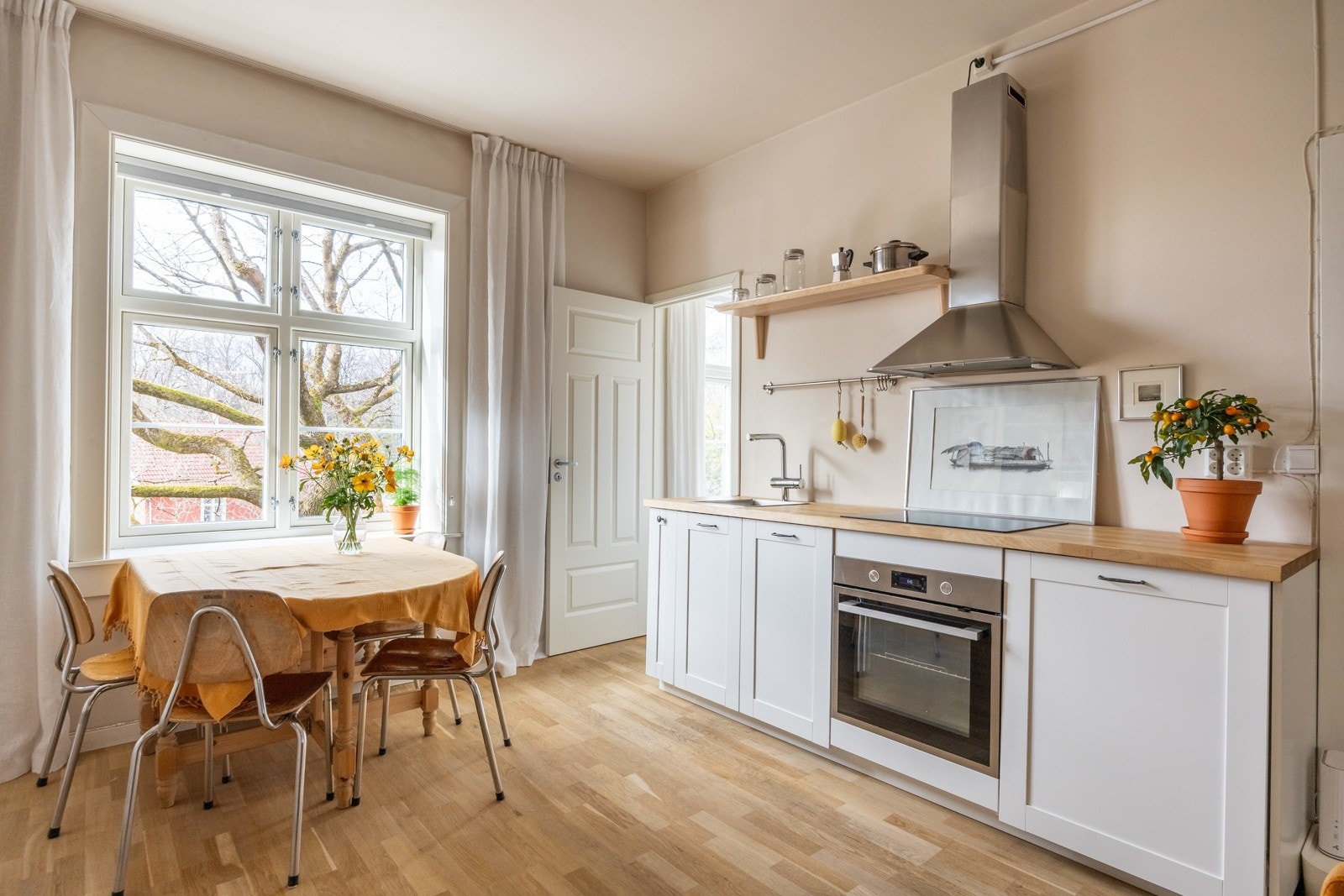 Store vindusflater slipper inn rikelig med naturlig lys. Galleribilde