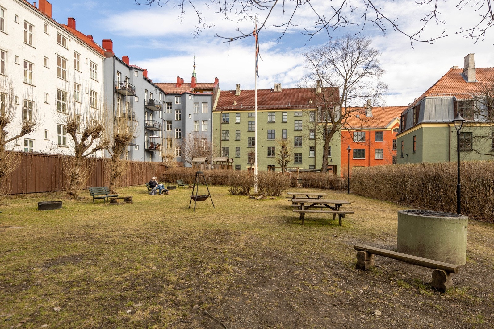 Sjarmerende felles gråntarealet som beboere disponerer - perfekt å benytte på solfylte dager Galleribilde