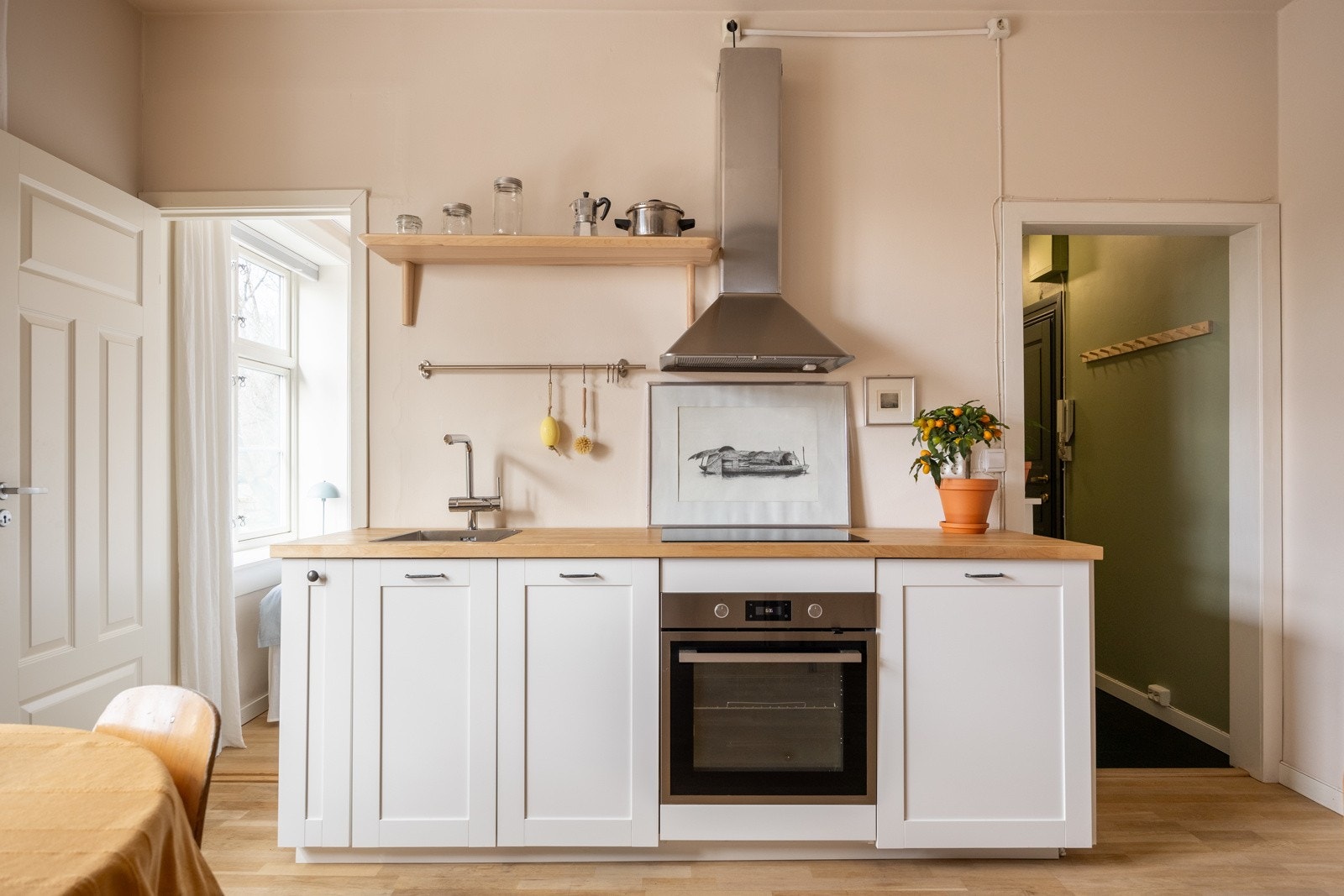 Arealeffektiv planløsning med kjøkken og stue i åpen løsning. Galleribilde