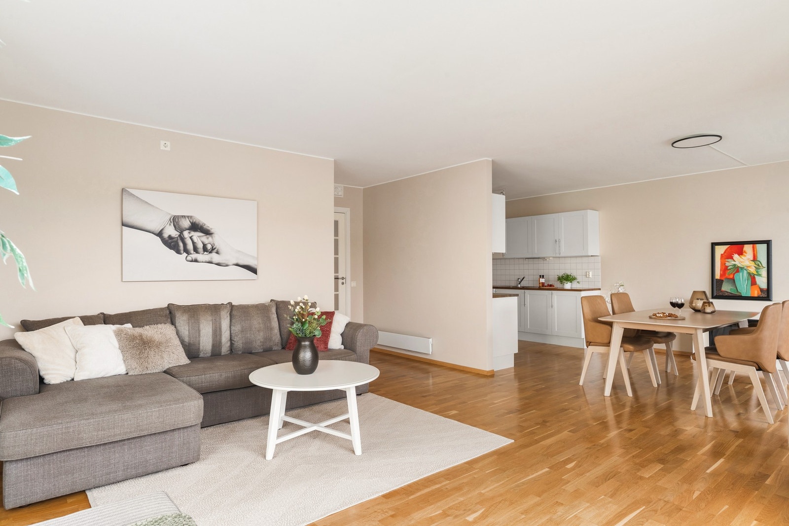 Videre kommer man inn i en romslig åpen stue-kjøkkenløsning. Galleribilde