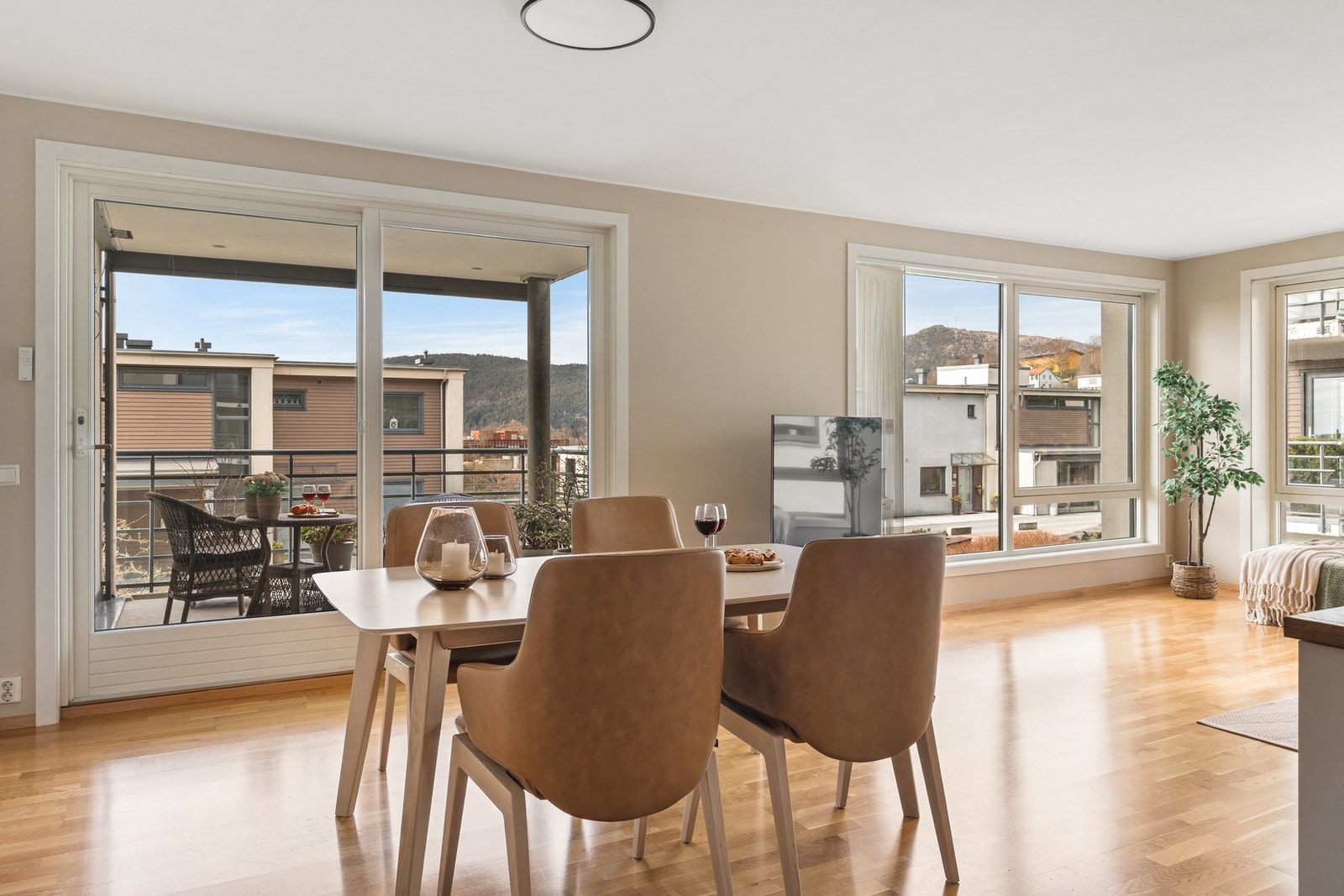 Fra stuen er det utgang til altanen. Galleribilde