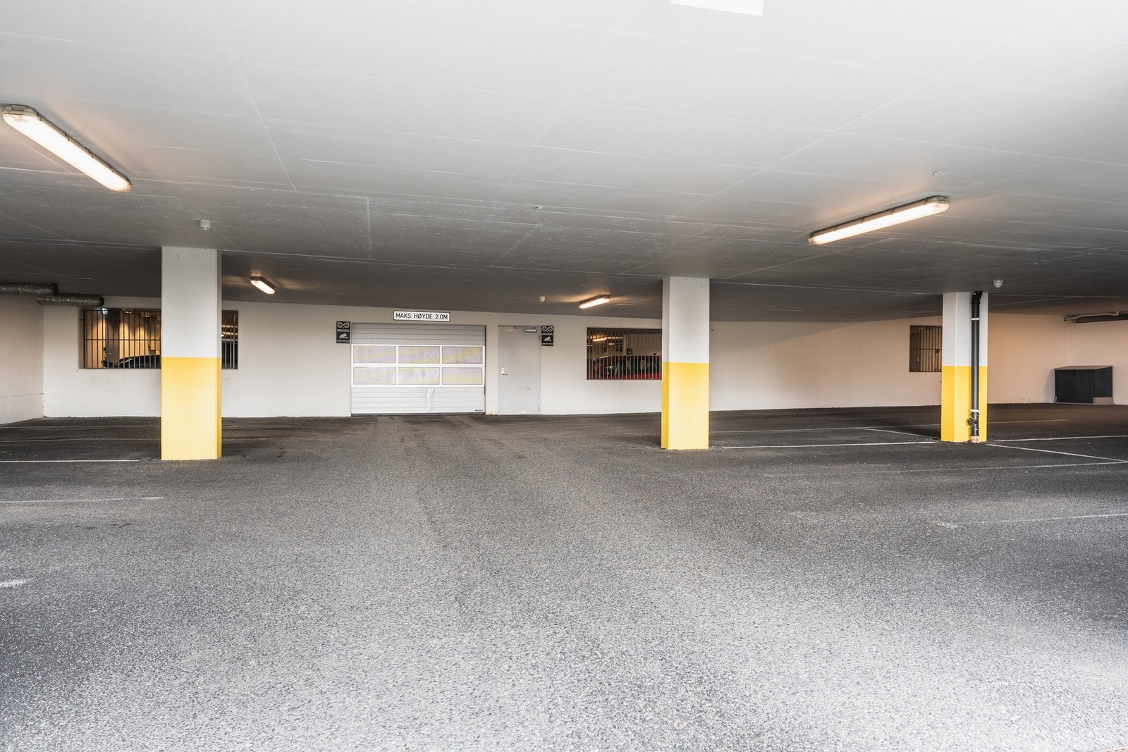 Det medfølger fast parkeringsplass i felles, lukket garasjeanlegg. Galleribilde