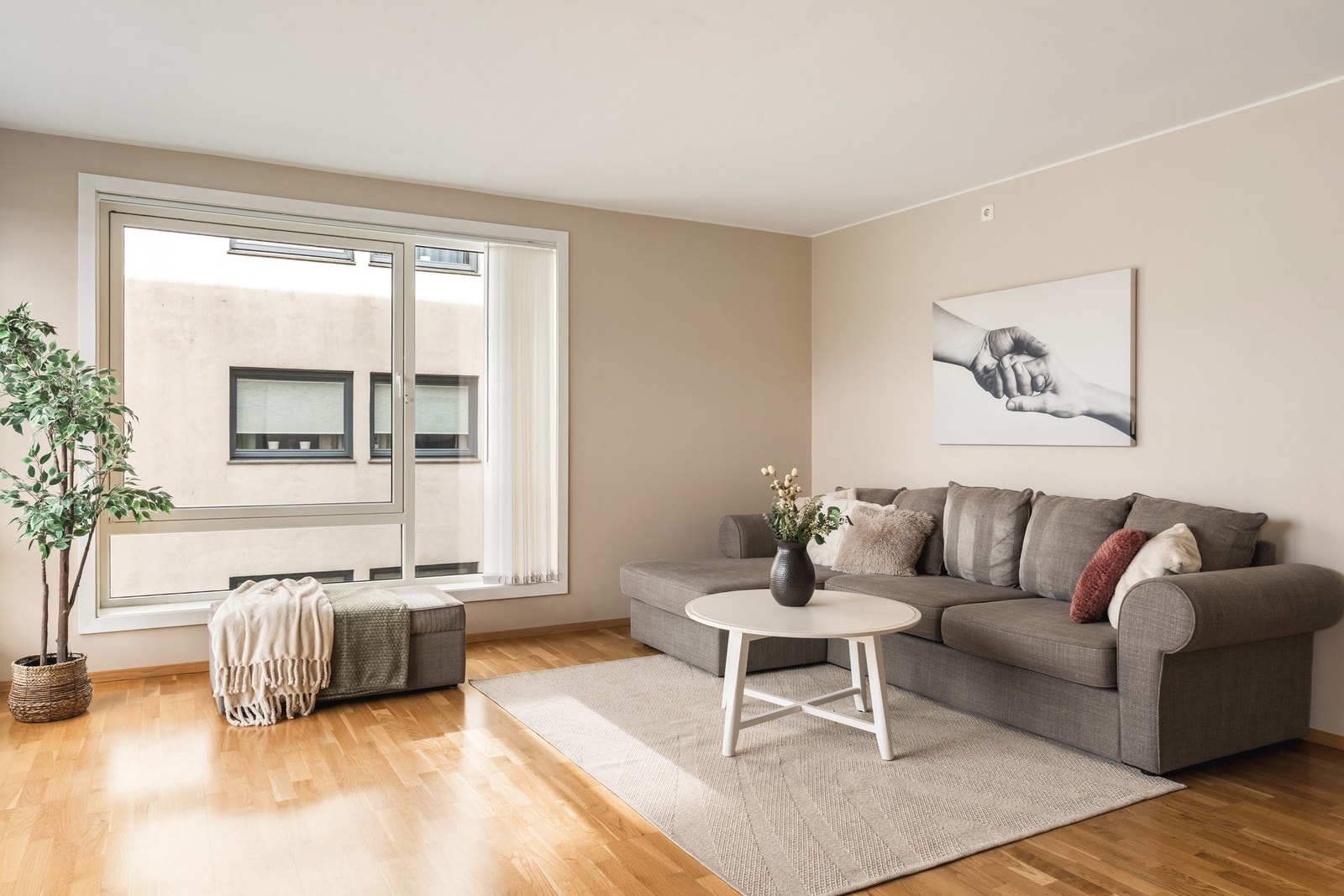 Gulvet er kledd i et flott, 3-stavs parkettgulv. Galleribilde