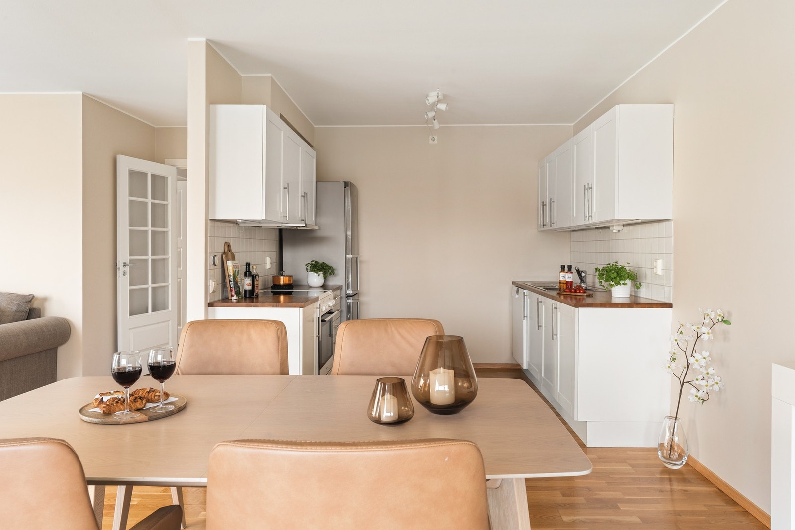 Kjøkkeninnredningen har profilerte fronter og heltre benkeplate med nedfelt vask av stål. Galleribilde