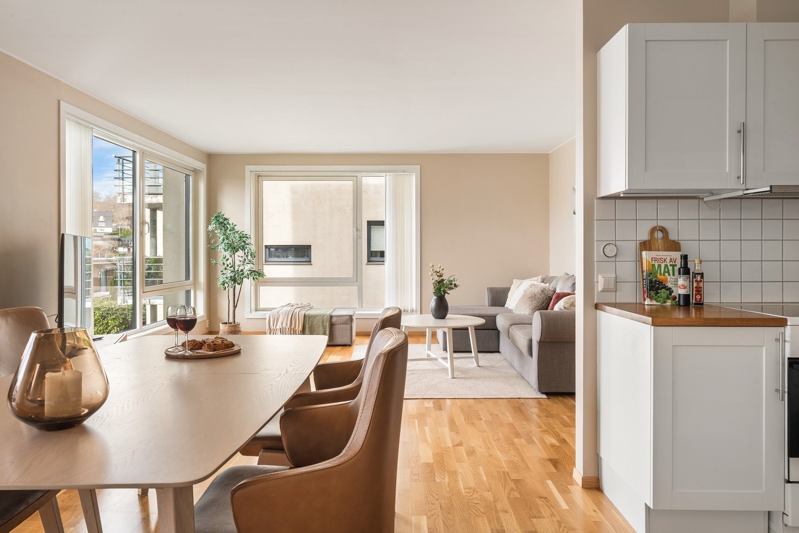 De store vindusflatene gir en lys og luftig følelse. Det er montert screen for solskjerming. Galleribilde