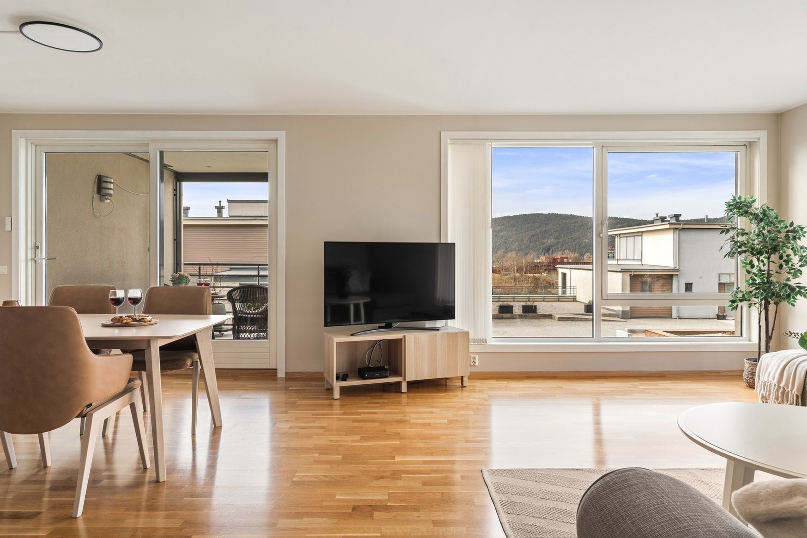 Lerkerinden 117 presenteres av EIE eiendomsmegling ved Nicolay Brusegard og Simon Aasen. Galleribilde