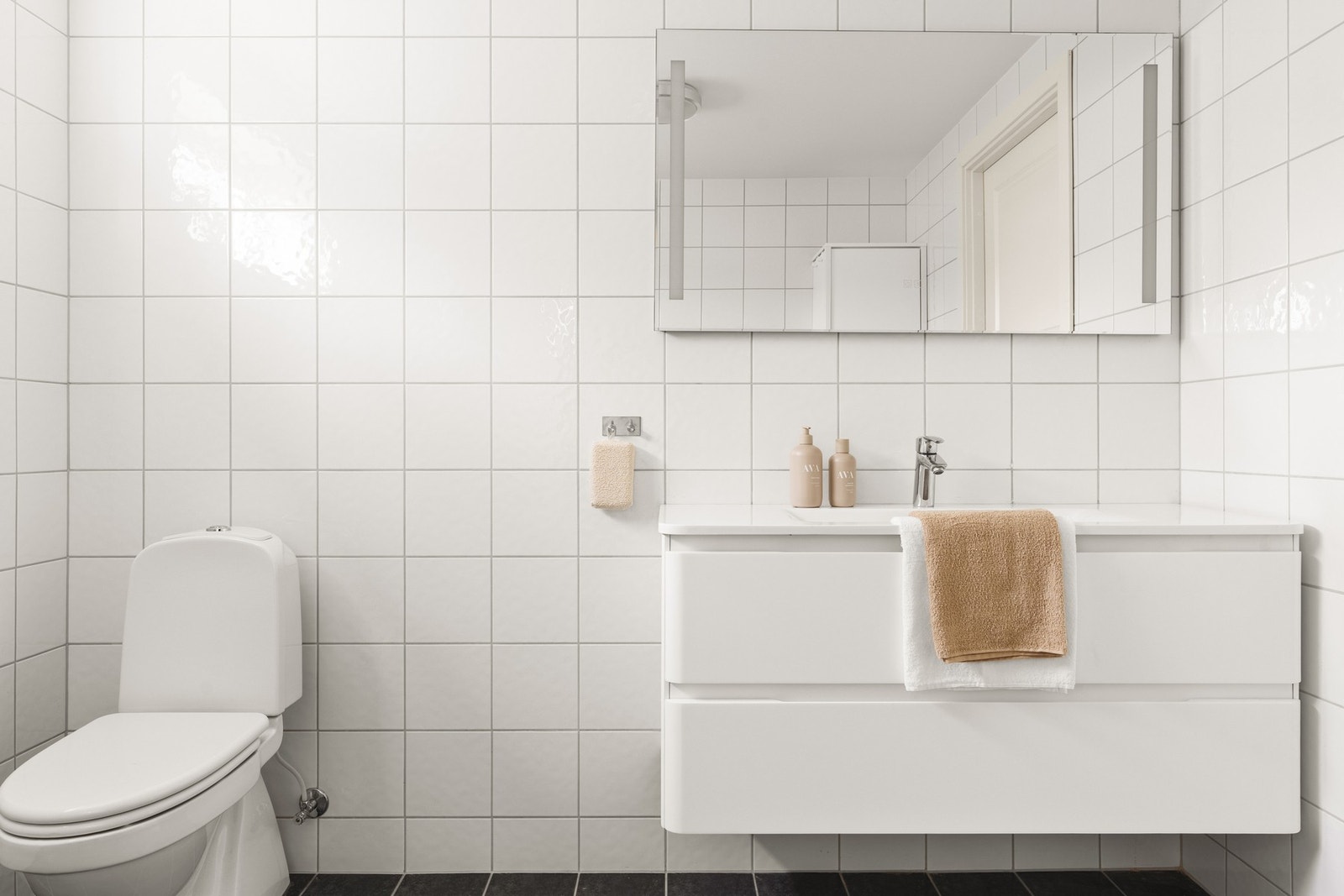 Badet er innredet med dusj m/glassdører og toalett. Galleribilde
