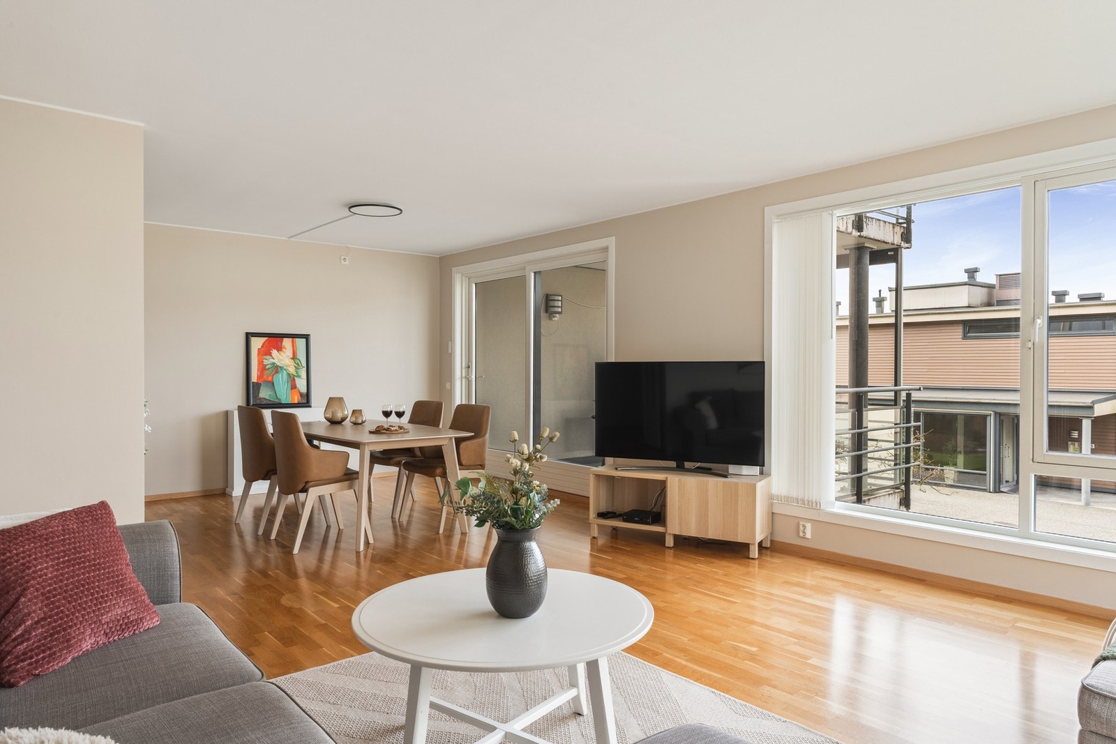 Rommet måler 41,3 kvm, planløsningen gjør det enkelt å møblere med spisegruppe og sofakrok. Galleribilde