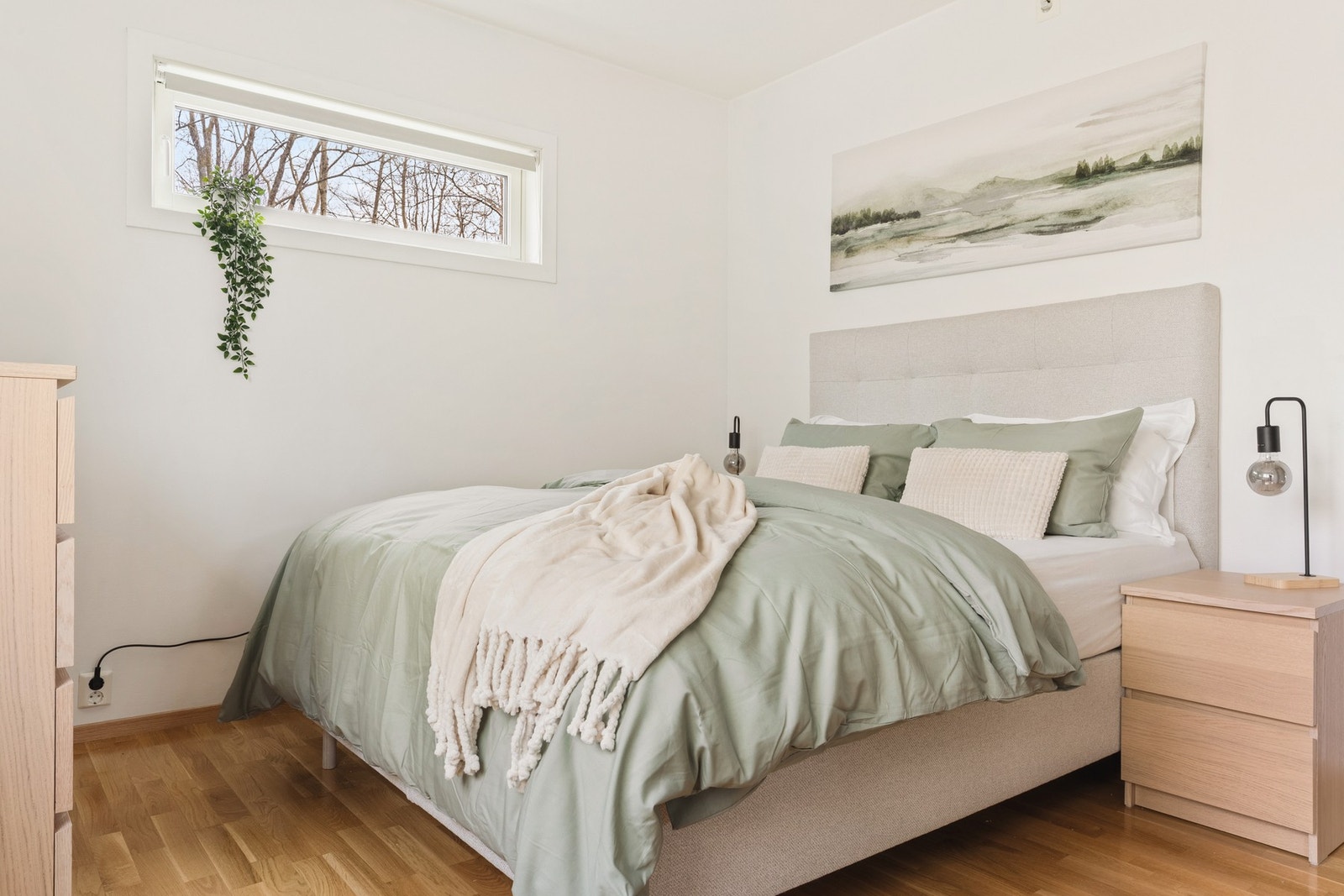 Leiligheten disponerer to romslige soverom på 12,8 kvm og 7,9kvm. Galleribilde