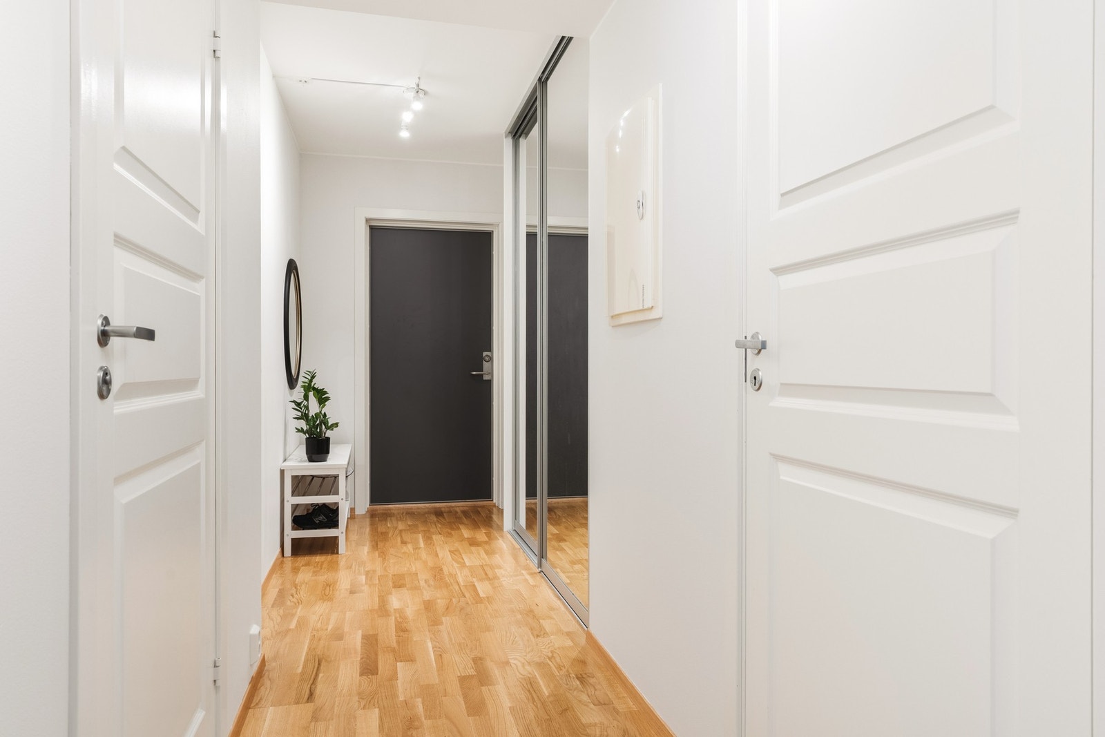 Entréen måler 12,4 kvm og har lyse overflater som gir en hyggelig velkomst inn i leiligheten. Galleribilde