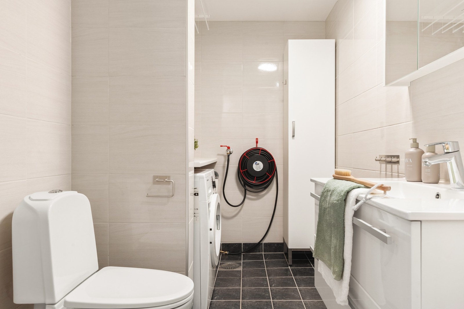 Leiligheten har også et praktisk vaskerom med toalett som kommer godt med! Galleribilde