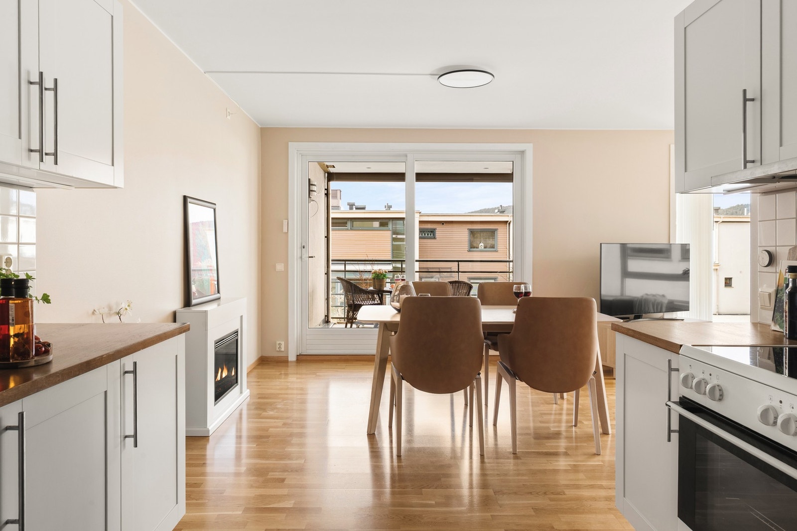 Det flotte kjøkkenet gjør det enkelt å invitere over gjester på middagsbesøk. Galleribilde