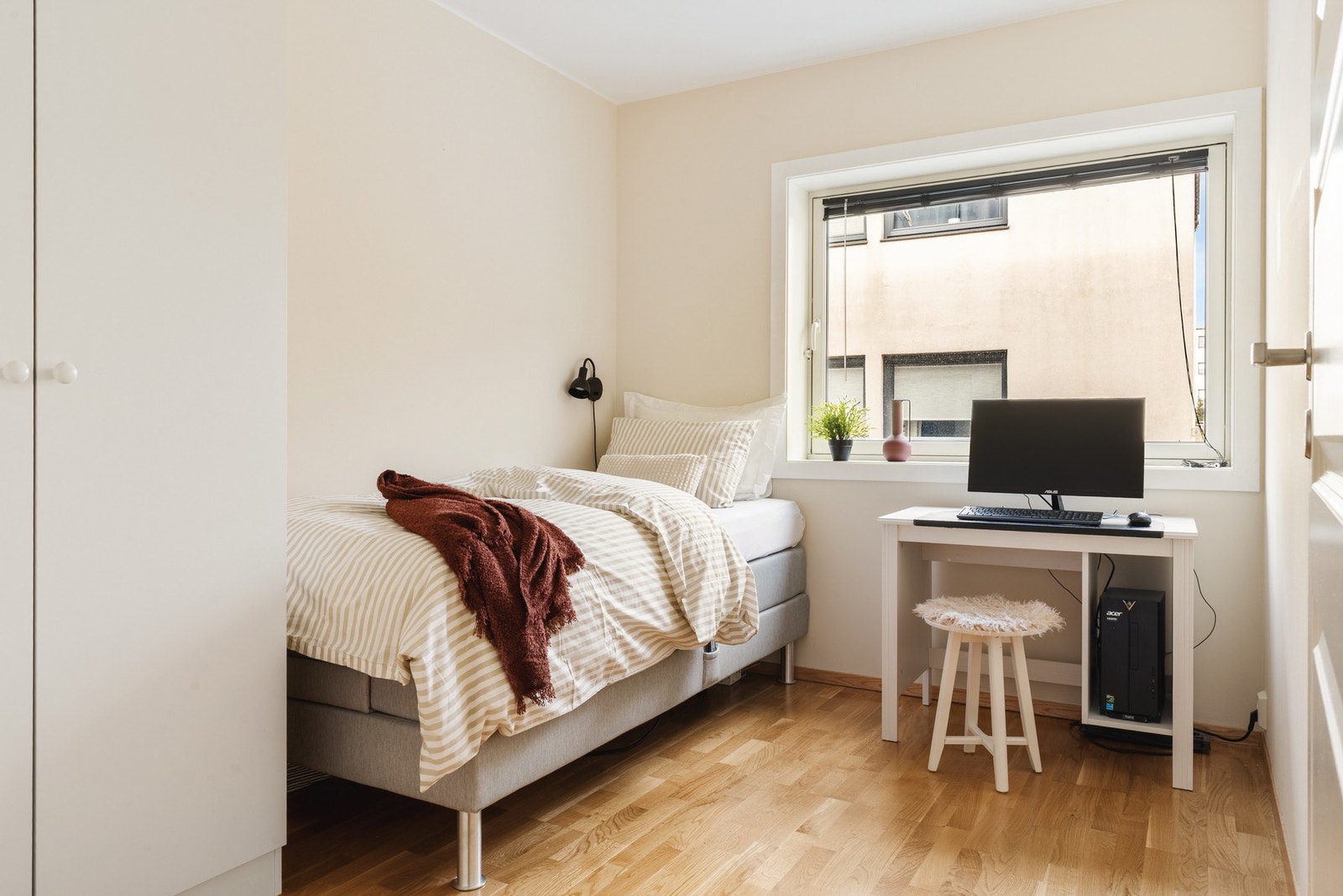 Leilgheten sitt andre soverom har god plass til seng og skrivebord. Galleribilde