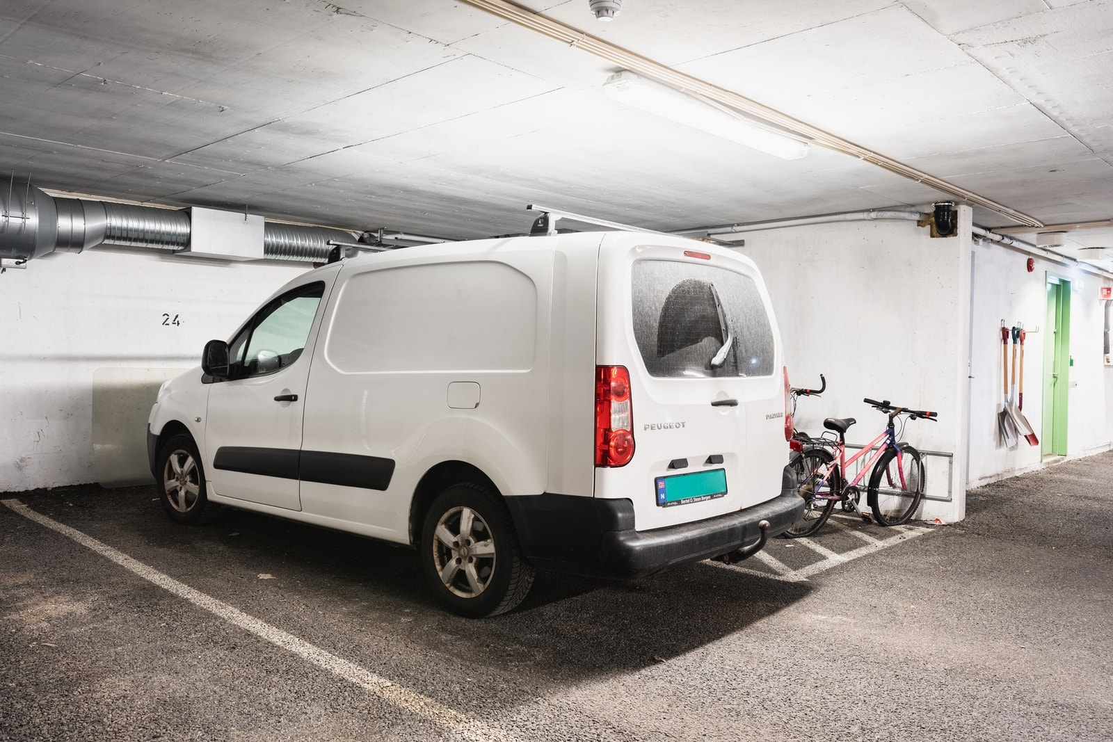 Mulighet til å montere elbillader på plassen. Galleribilde