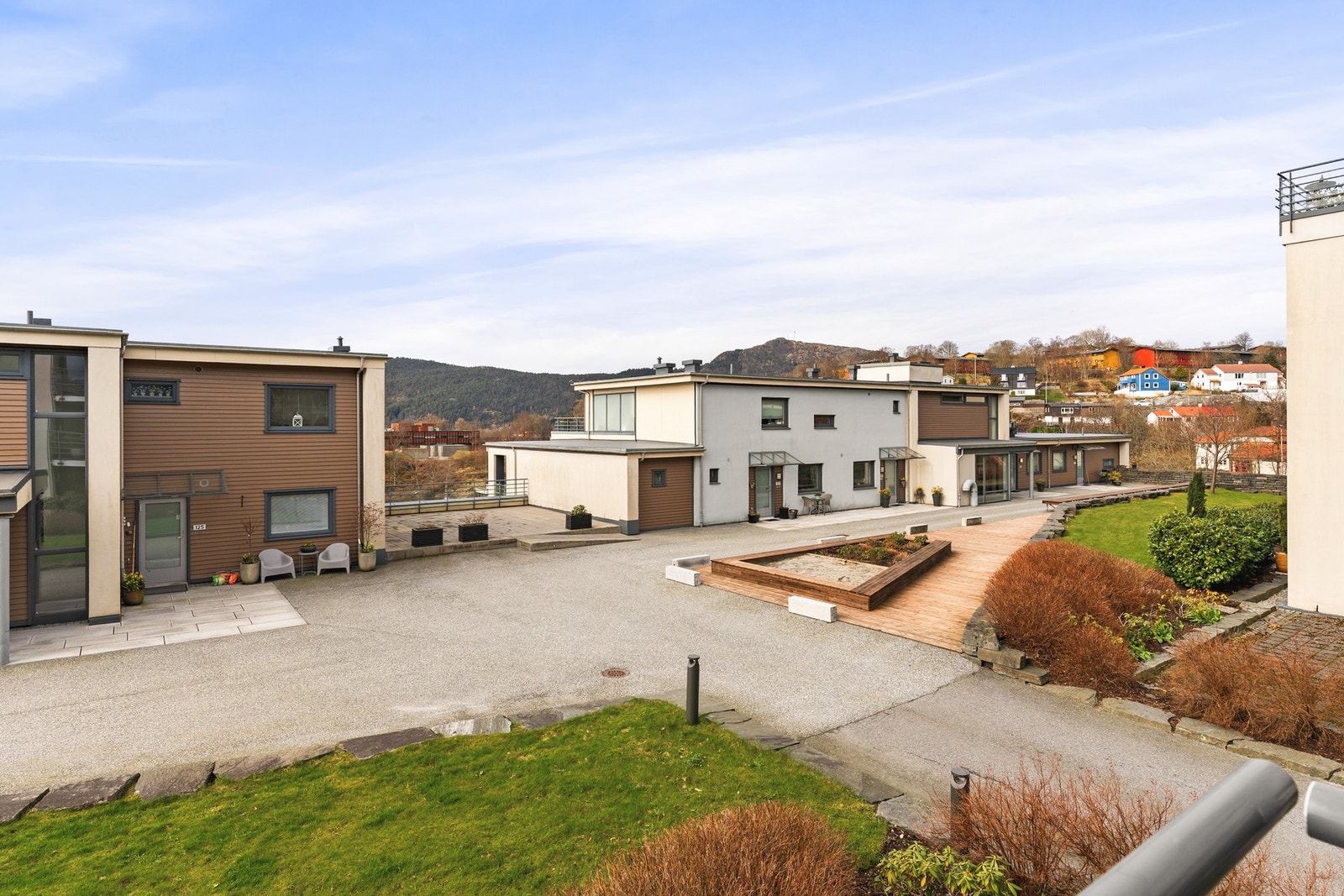 Fra balkongen har du flott utsikt over nærområdet. Galleribilde