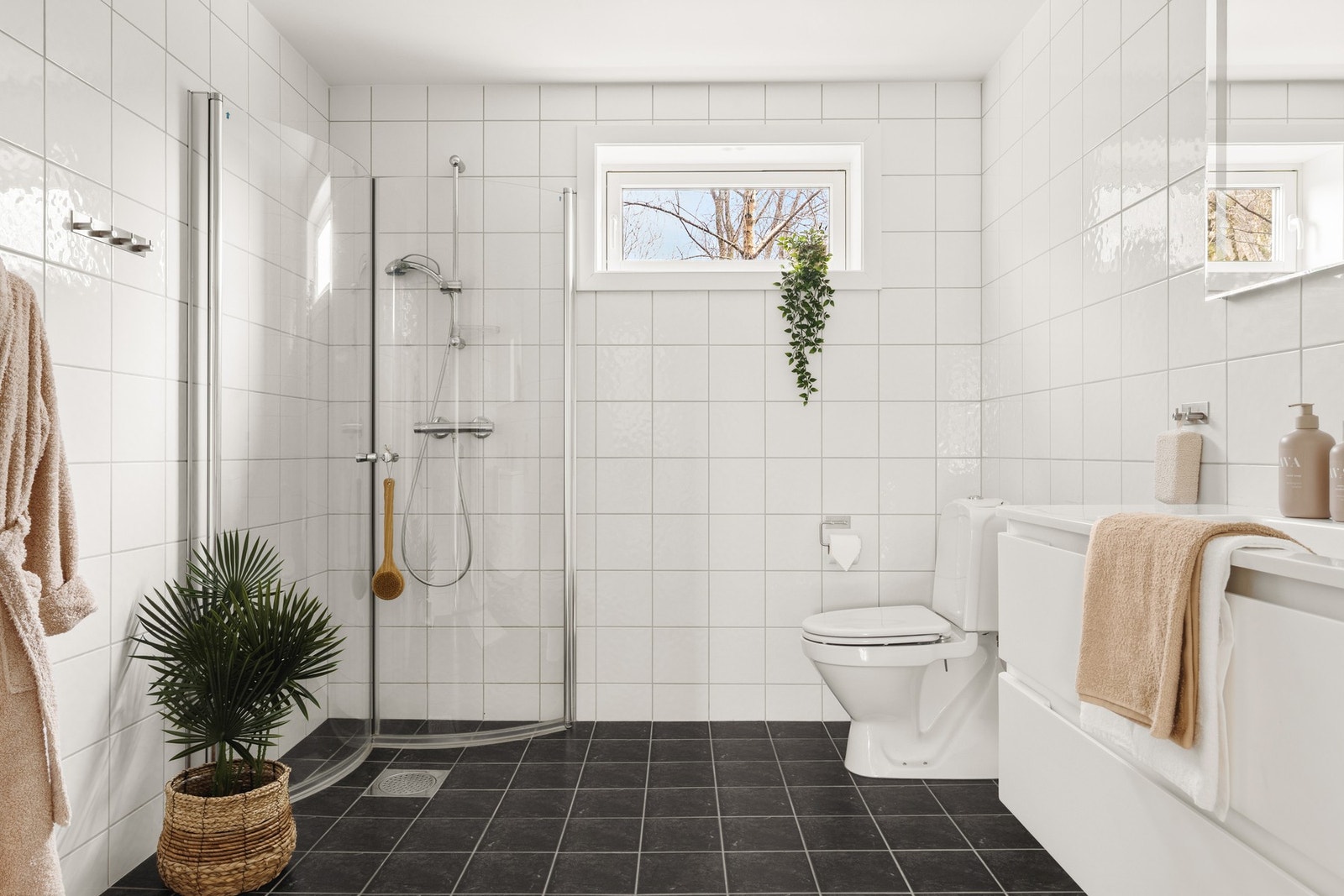 Badet er helfliset med slett malt himling og måler 6,1 kvm. Galleribilde