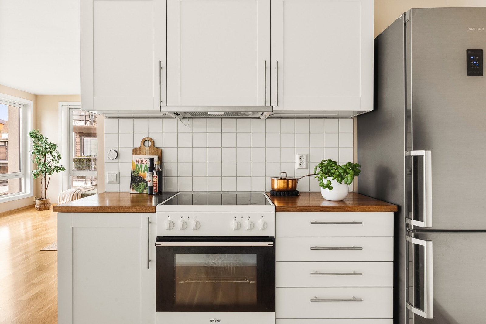 Hvitevarene på kjøkkenet medfølger handelen. Galleribilde