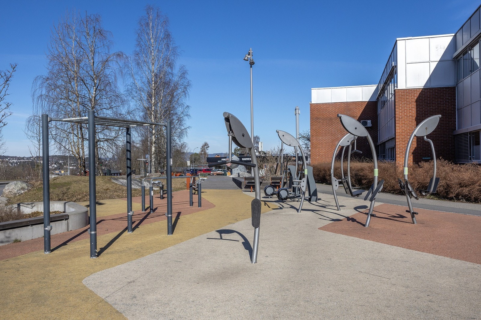 Pent opparbeidet nabolag med treningsapparater, lekeplass, sittebenker, m.m. Galleribilde