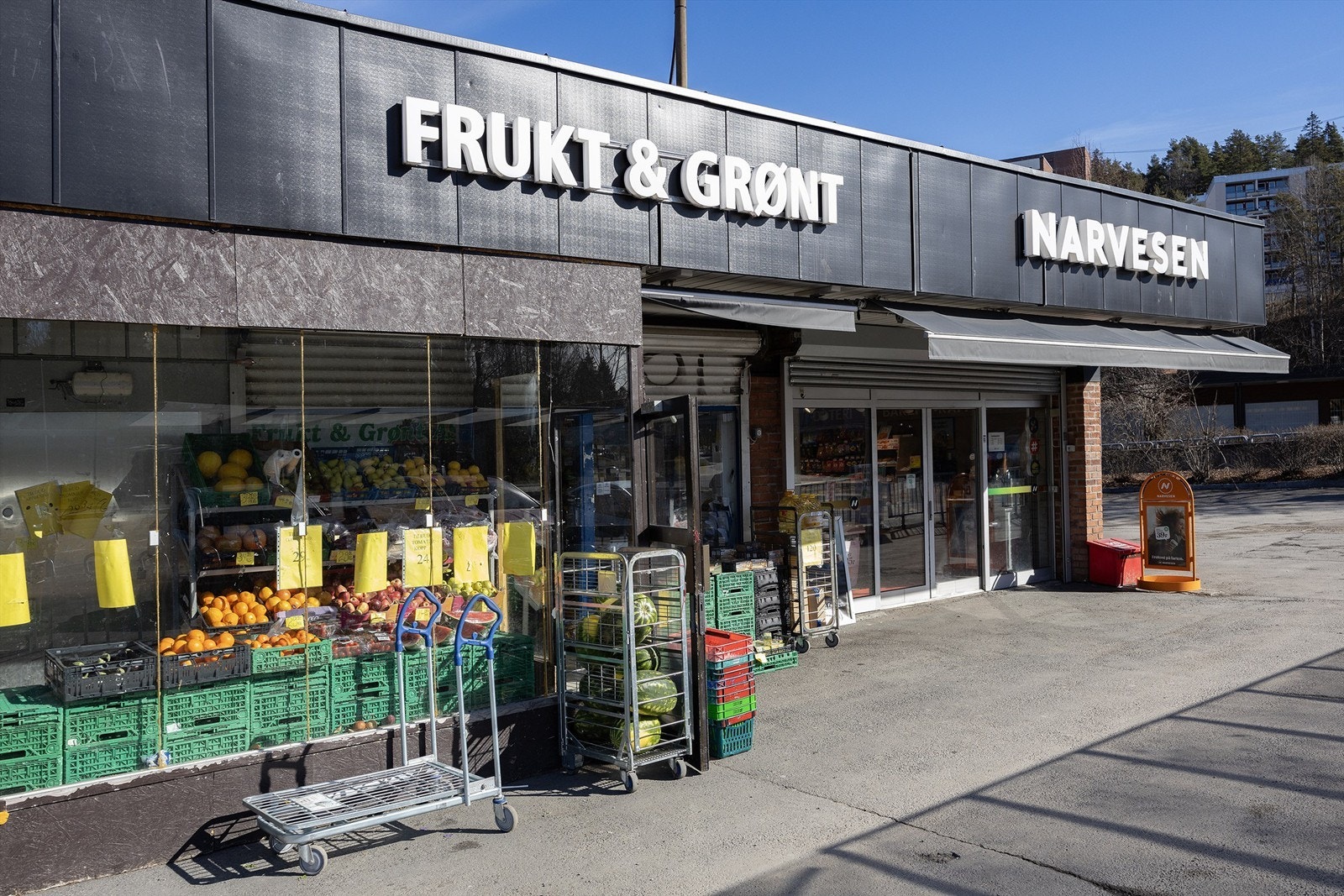 Frukt og grønt like ved i nabolaget Galleribilde