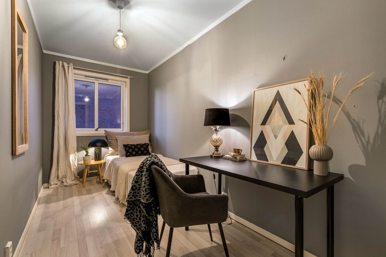 Soverom 2 fremstår som det perfekte ekstrarom - alt etter egne behov. Rommet har malte veggflater og laminat på gulv. God plass til dobbeltseng/ enkeltseng etter ønske. Galleribilde