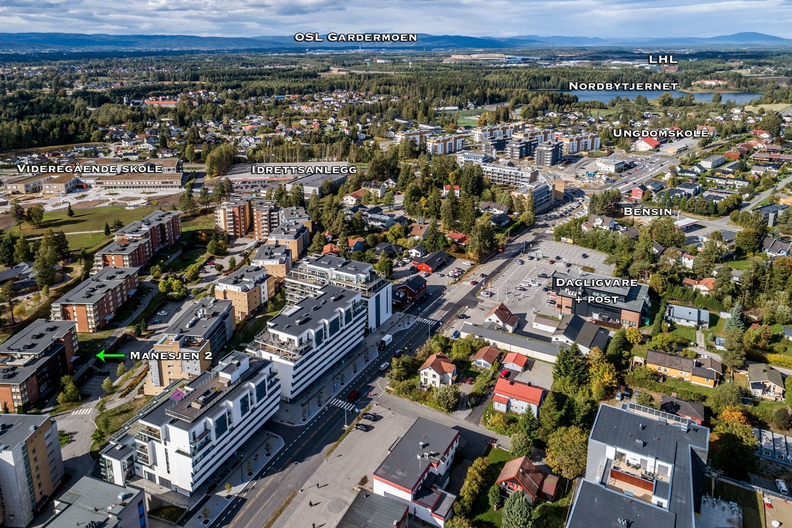Det er kort vei til flere fotballbaner, skøytebane, idrettshall, treningssenter og tennisanlegg. Galleribilde