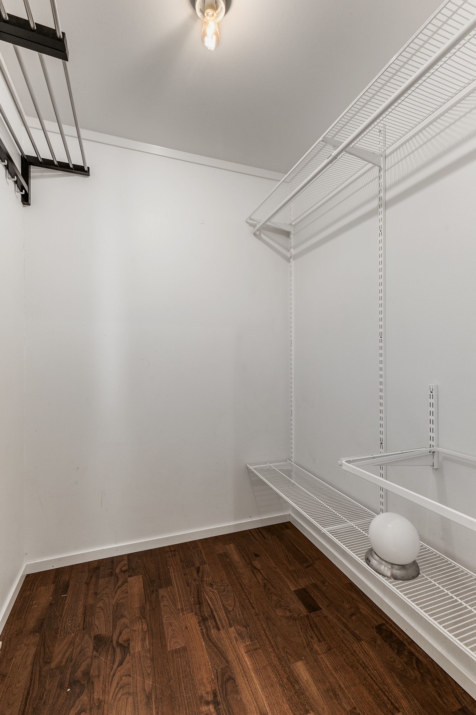 Praktisk innvendig bod, perfekt til oppbevaring av yttertøy og sko. Galleribilde