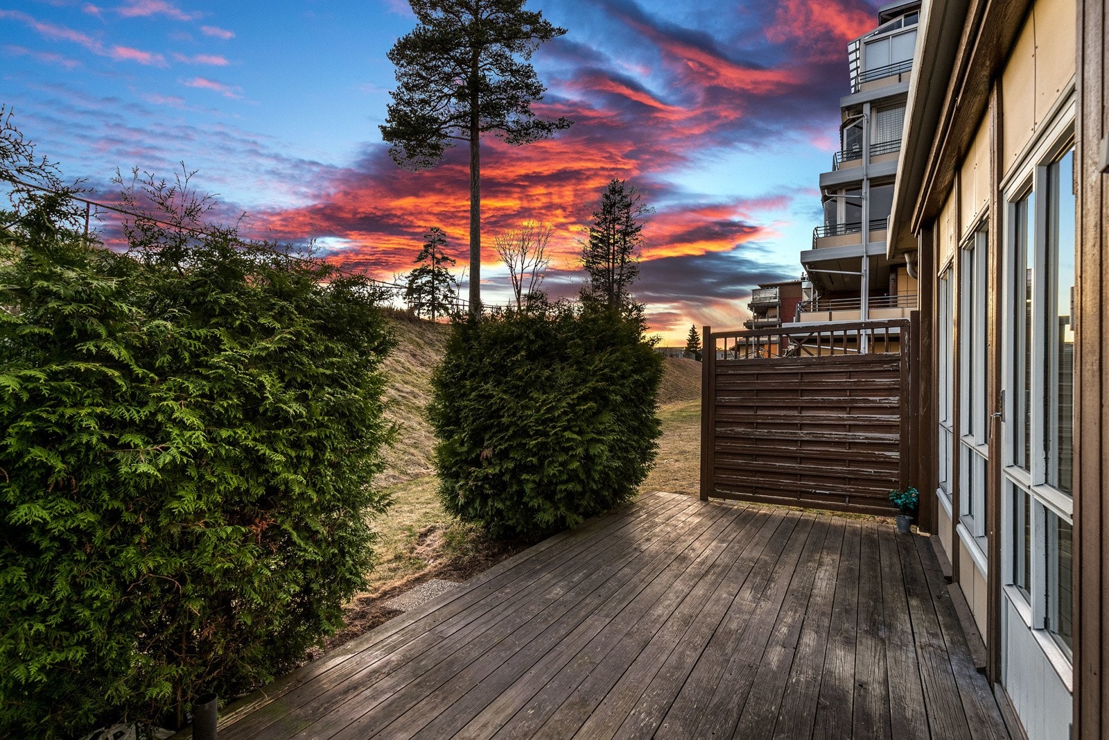 Terrassedøren fører enkelt ut til en stor vestvendt terrasse på ca. 17 kvm, hvor man kan nyte late dager og sene kvelder i hyggelige omgivelser. God plass til utemøbler etter eget ønske. Galleribilde