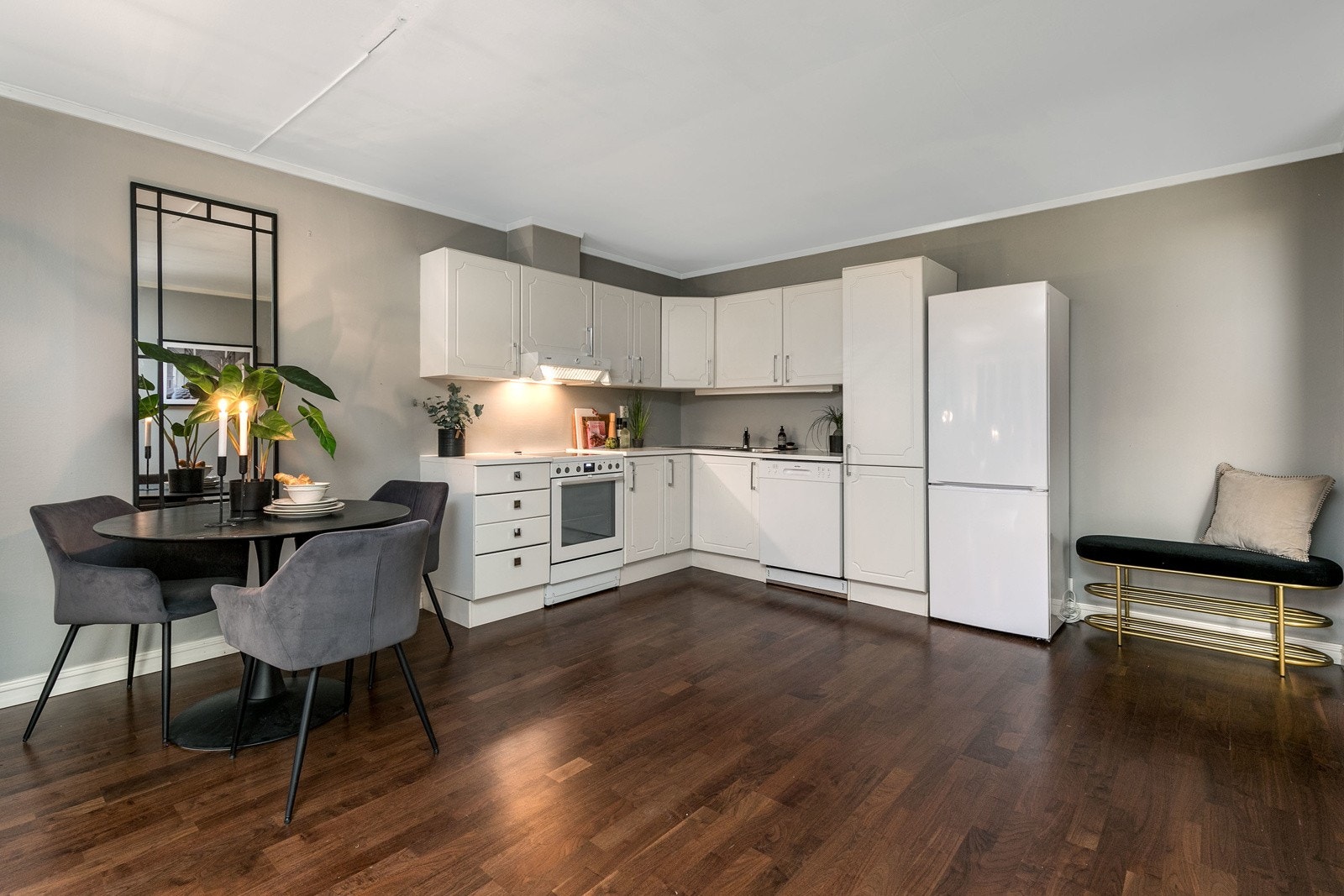 Klassisk kjøkken utformet i praktisk vinkelløsning, installert i 1998. Galleribilde