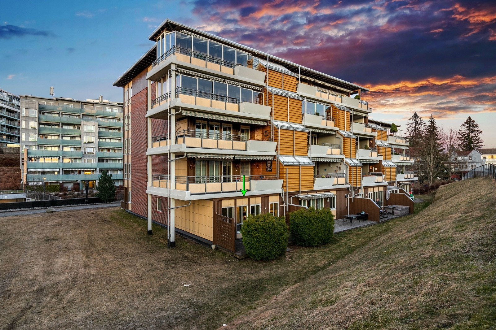 Leiligheten har en god internbeliggenhet i byggets 1. etasje på bakkeplan, på hjørnet av bygget. Galleribilde