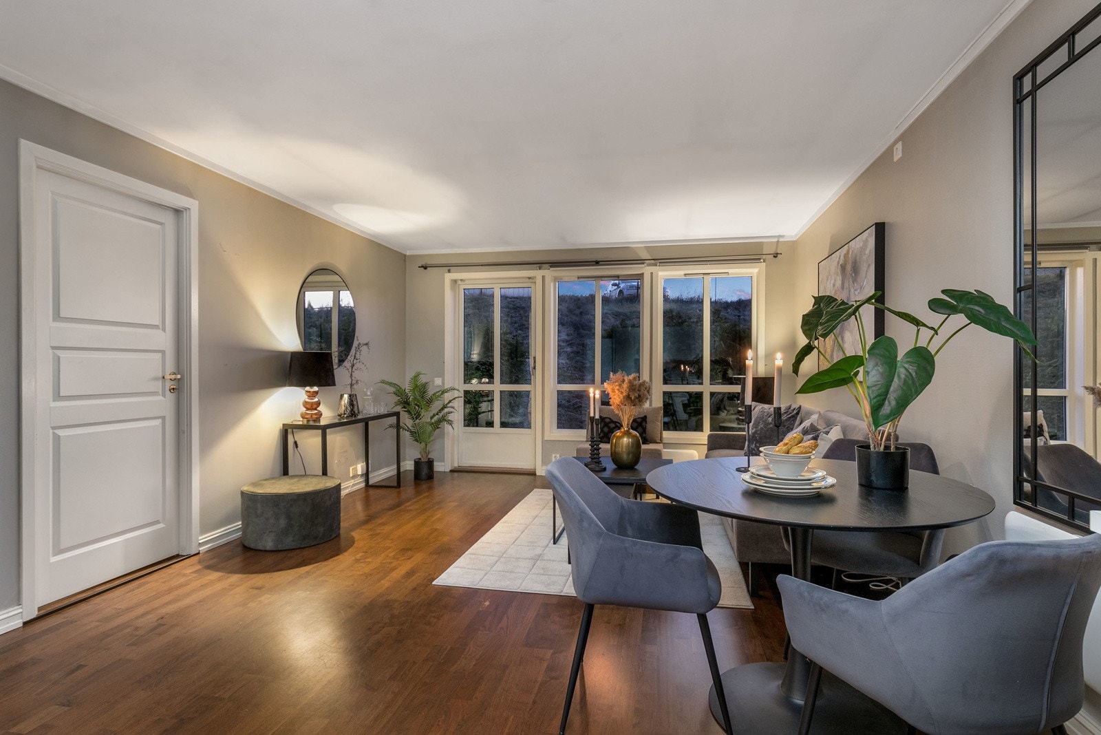 Fin avsatt plass til å sette inn et spisebord mellom stuen og kjøkkenet Galleribilde