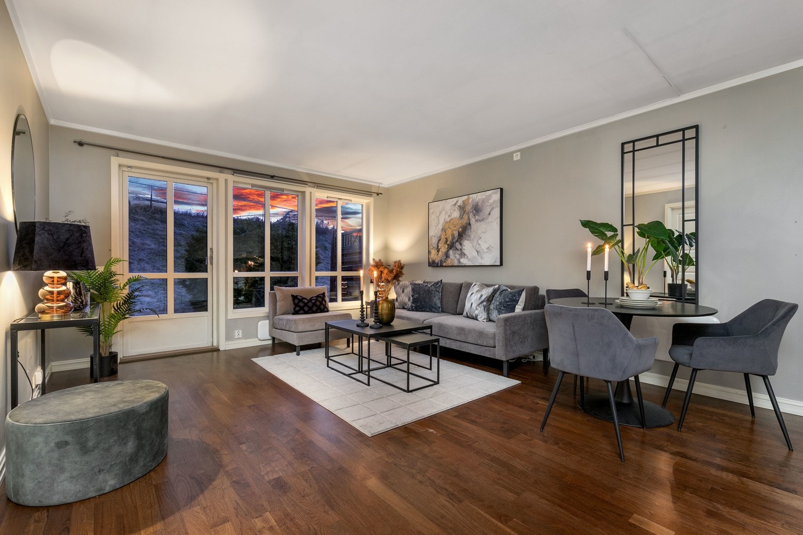 Den åpne stuen fremstår som lys og romslig. På gulvet er det lagt eikeparkett som strekker seg sømløst inn i kjøkken og gang. Galleribilde