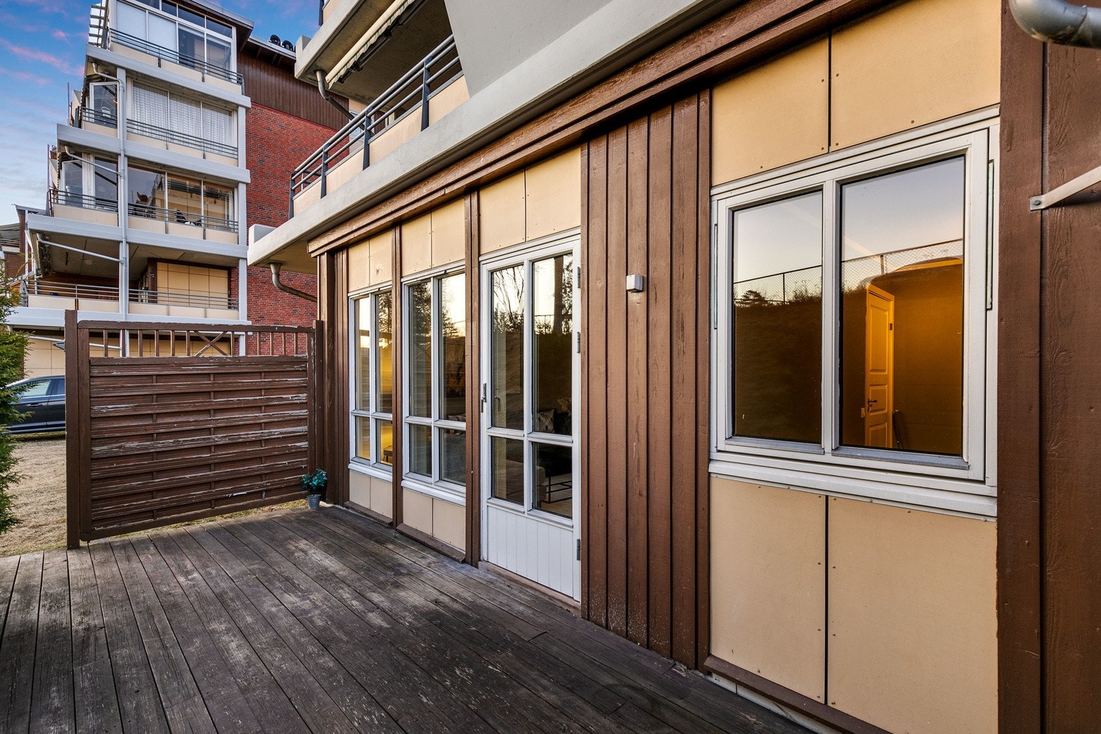 Terrassedøren fører enkelt ut til en stor vestvendt terrasse på ca. 17 kvm, hvor man kan nyte late dager og sene kvelder i hyggelige omgivelser. God plass til utemøbler etter eget ønske. Galleribilde