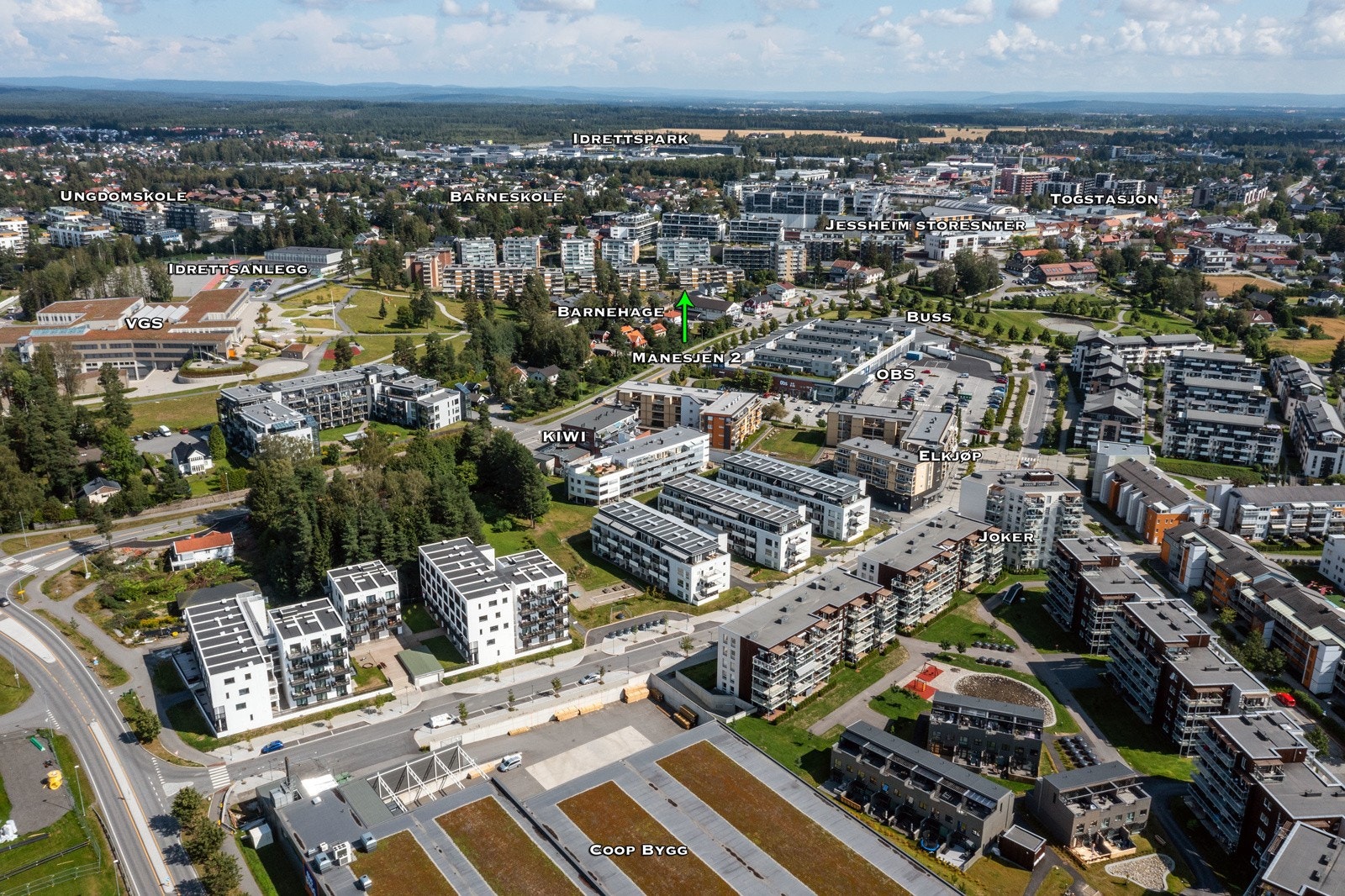 Området har umiddelbar nærhet til skoler, barnehager, offentlig kommunikasjon, samt et rikt utvalg av fasiliteter og servicetilbud. Galleribilde