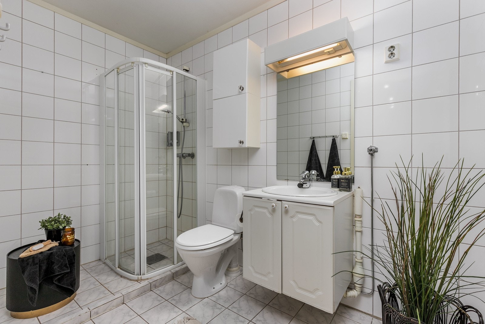 Bad fra 1998, med flislagte overflater og varmekabler i gulv. Badet har behov for modernisering/utskiftning for å bli oppgradert til dagens standard. Badet er gitt tilstandsgrad 3 på overflater, sanitær og sluk, membran og tettesjikt. Galleribilde