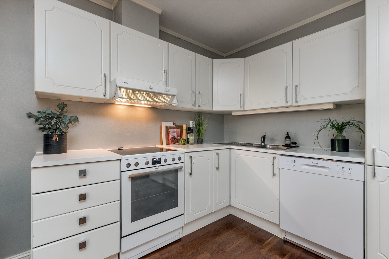 Kjøkkenet har behov for modernisering/utskiftning for å bli oppgradert til dagens standard. Innredningen består av hvite profilerte fronter og laminert benkeplate. Kjøkkenet er gitt tilstandsgrad 3 Galleribilde