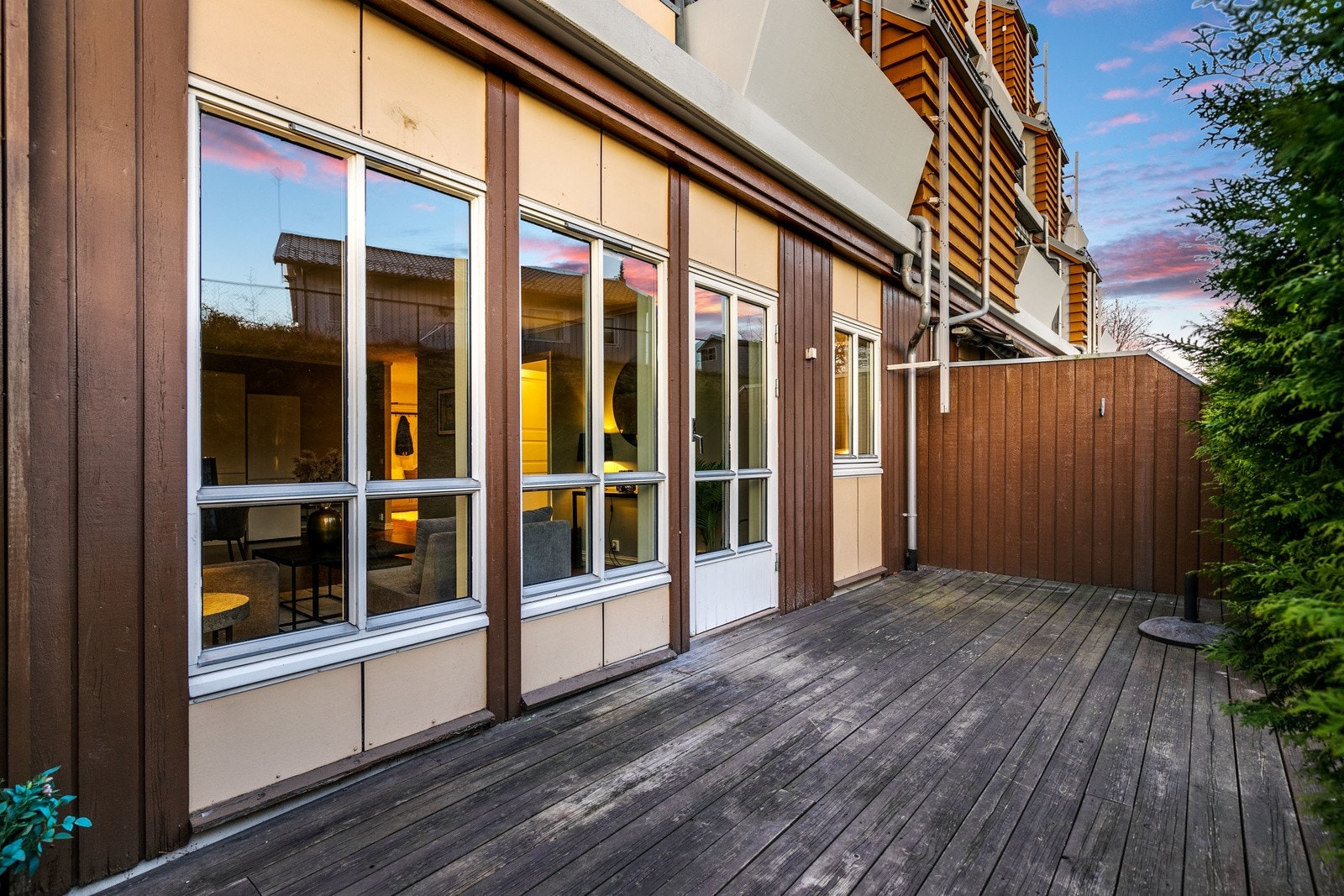 Terrassedøren fører enkelt ut til en stor vestvendt terrasse på ca. 17 kvm, hvor man kan nyte late dager og sene kvelder i hyggelige omgivelser. God plass til utemøbler etter eget ønske. Galleribilde