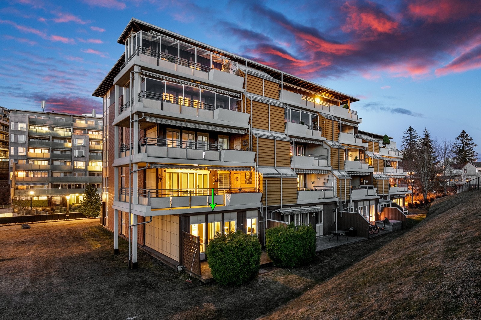 Velkommen til Manesjen 2! Stor og lys 3-roms selveier hjørneleilighet beliggende i populære Manesjen Galleribilde