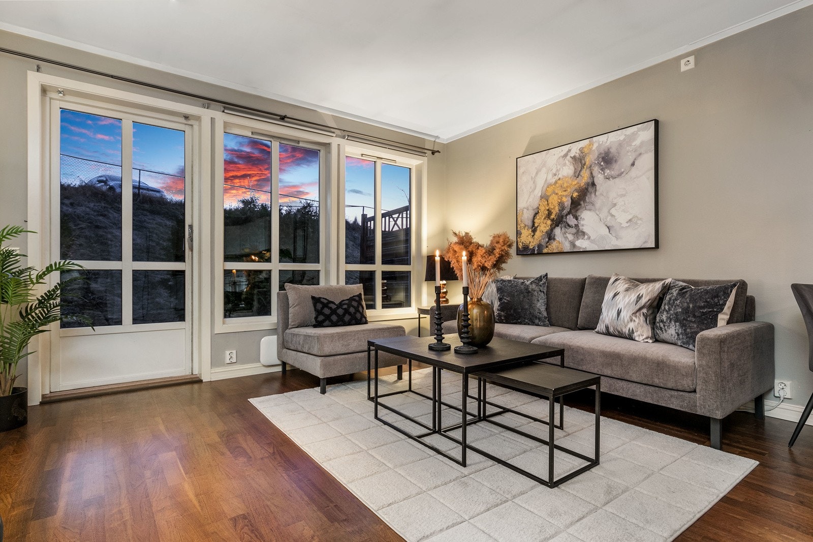 I stuen er det god plass til sofaløsning med tilhørende møblement. Store vinduer sørger for rikelig med lysinnslipp. Galleribilde