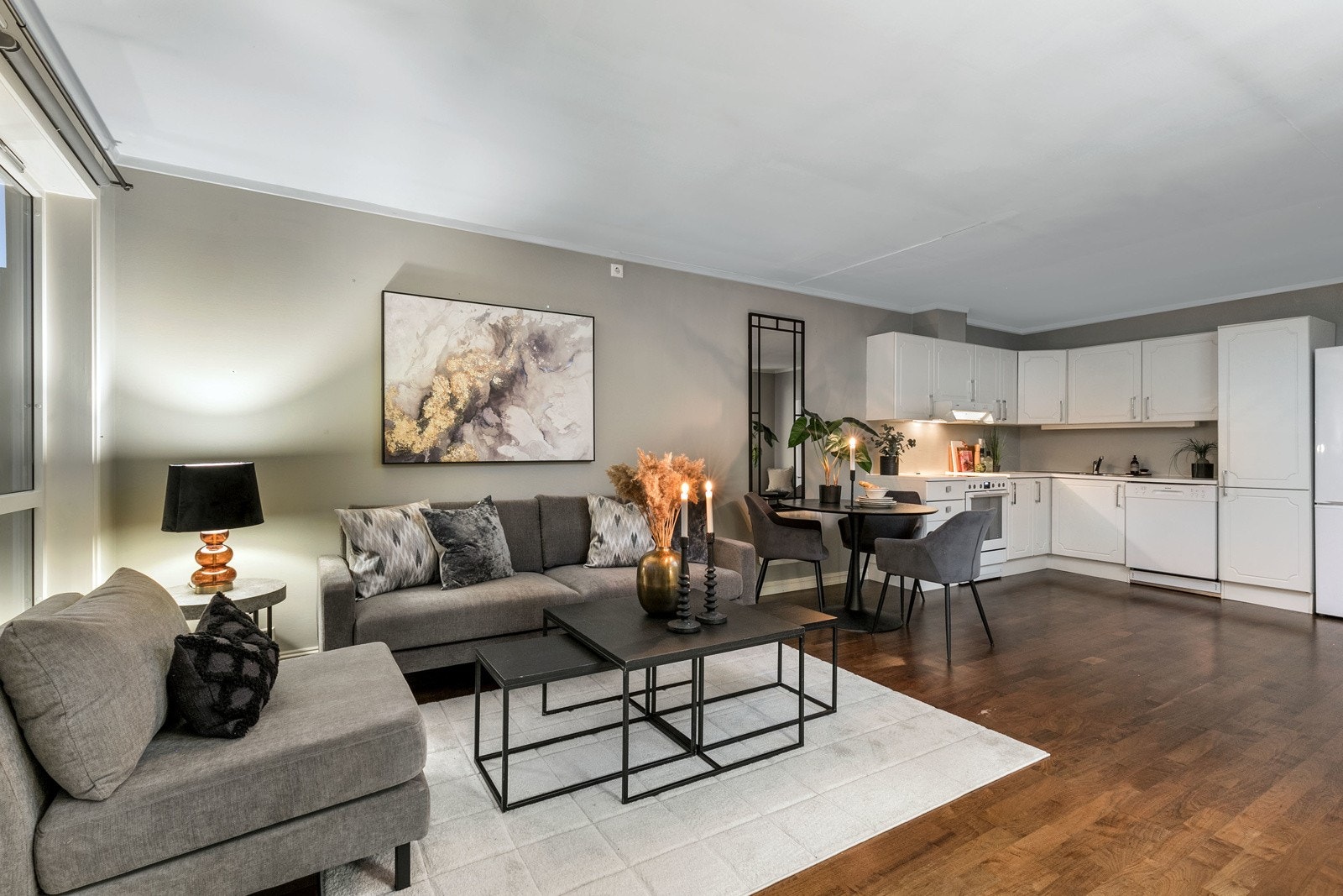 Leiligheten har en åpen og lys planløsning, som er enkel å møblere etter eget behov Galleribilde