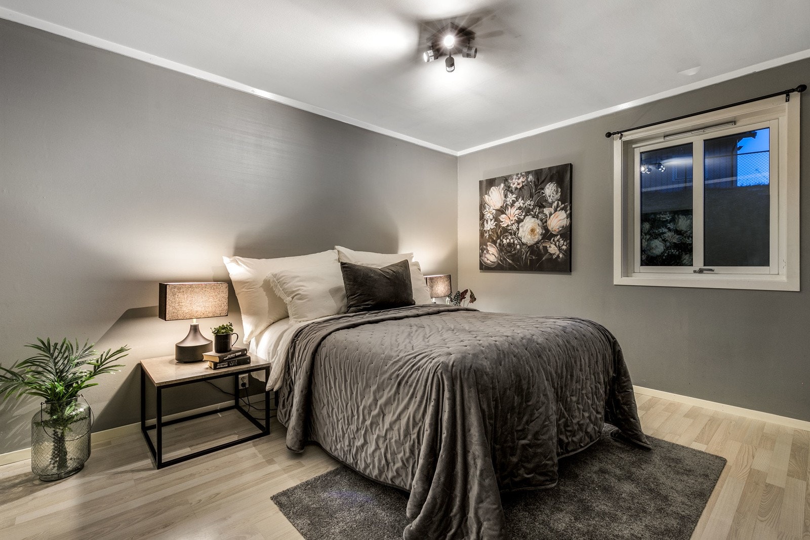 Hovedsoverommet har malte veggflater, laminat på gulv og et stort vindu som slipper inn rikelig med lys. God plass til dobbeltseng med tilhørende nattbord. Galleribilde