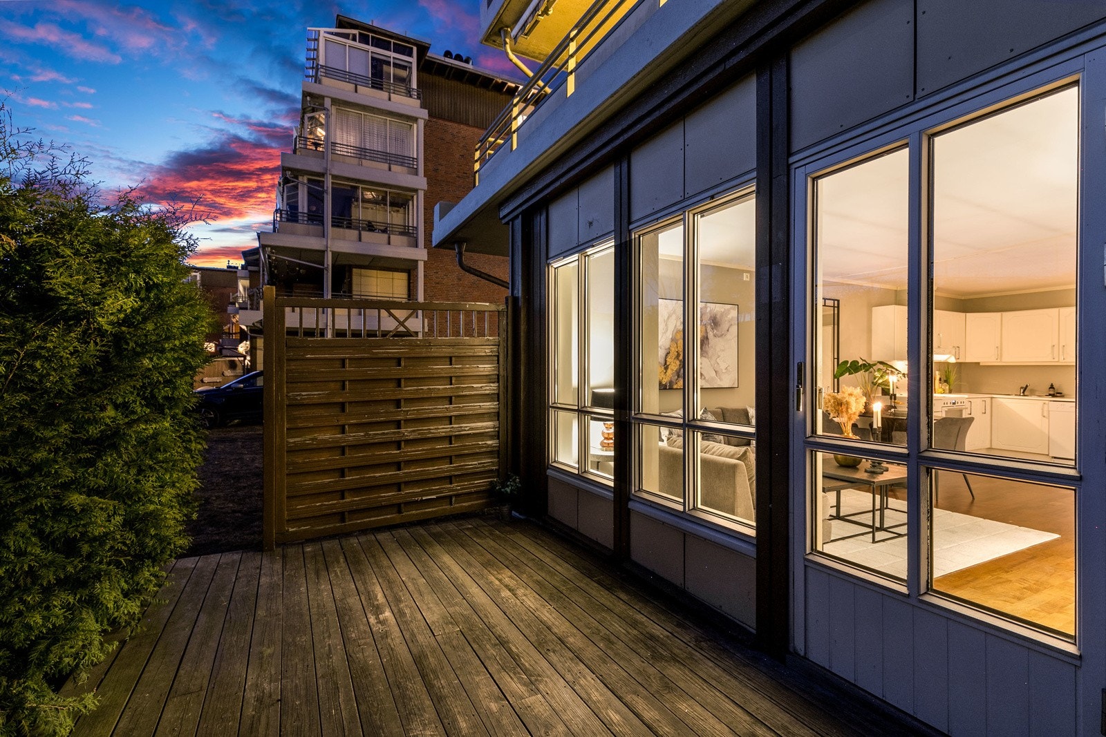 Terrassedøren fører enkelt ut til en stor vestvendt terrasse på ca. 17 kvm, hvor man kan nyte late dager og sene kvelder i hyggelige omgivelser. Galleribilde