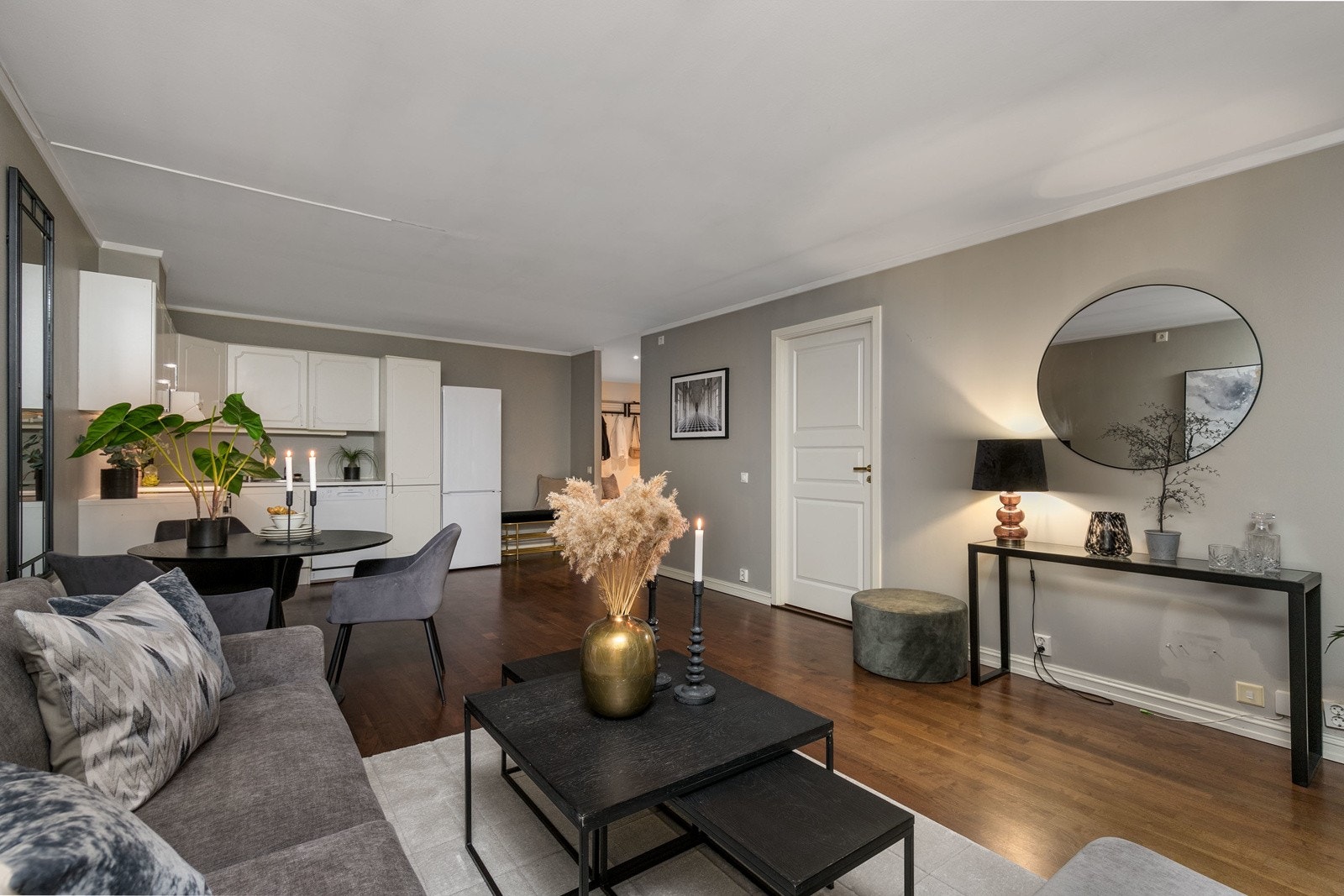 Oppvarming via elektrisk panelovn i stuen Galleribilde