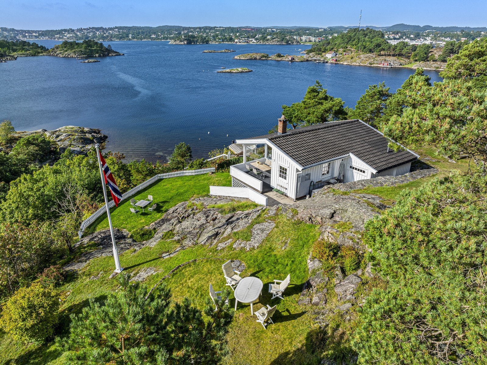 Hytten har en flott utsikt og fantastiske solforhold Galleribilde