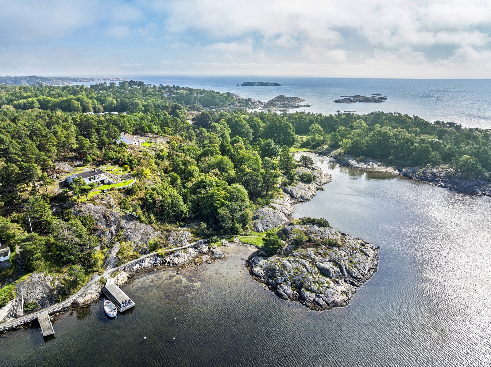 Bryggen tilhørende hytten ligger rett nedenfor Galleribilde