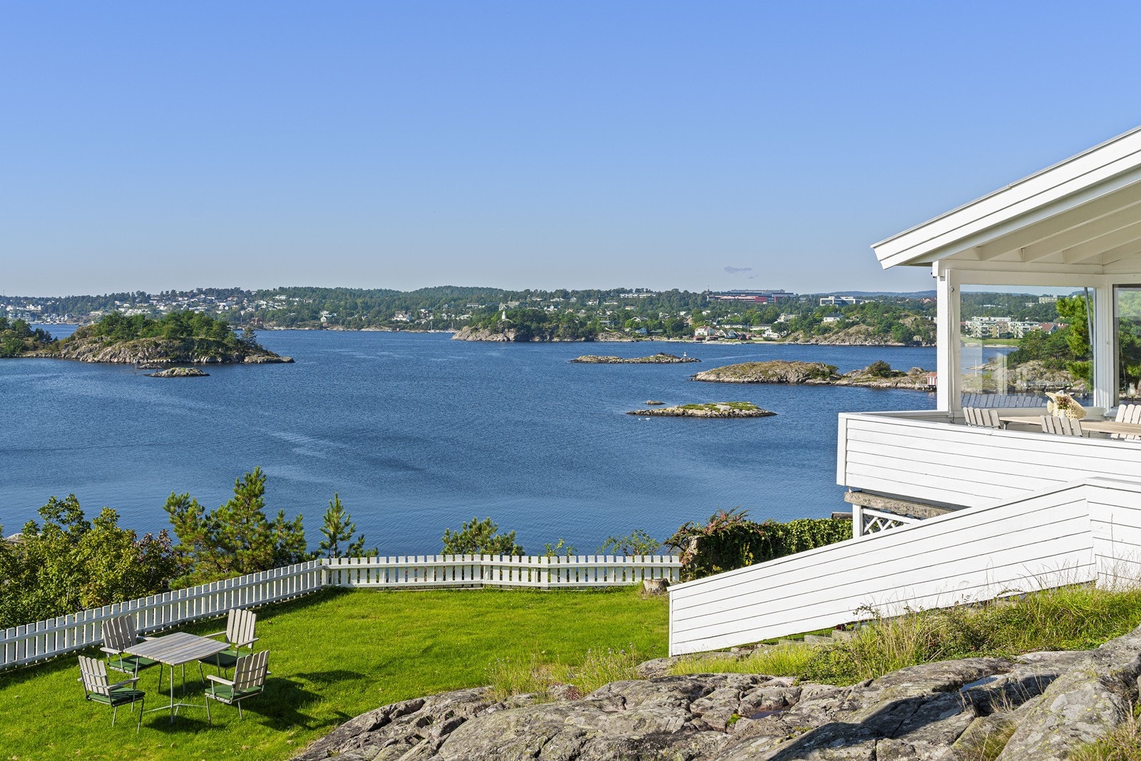 Flott opparbeidet tomt med noe av den beste utsikten i Grimstad Galleribilde