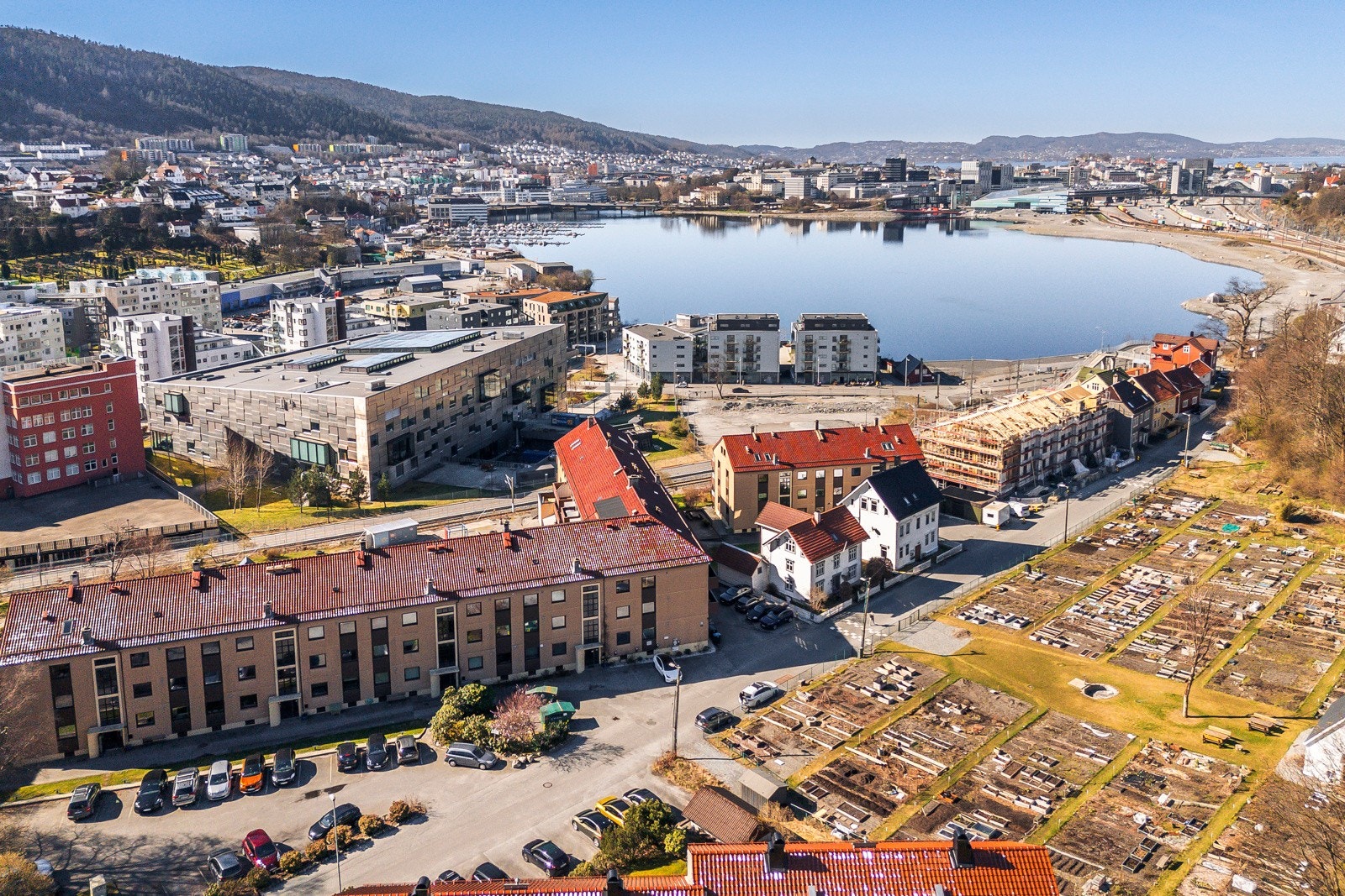 Like bak bygningen er det parsellhager for den som ønsker å dyrke Galleribilde