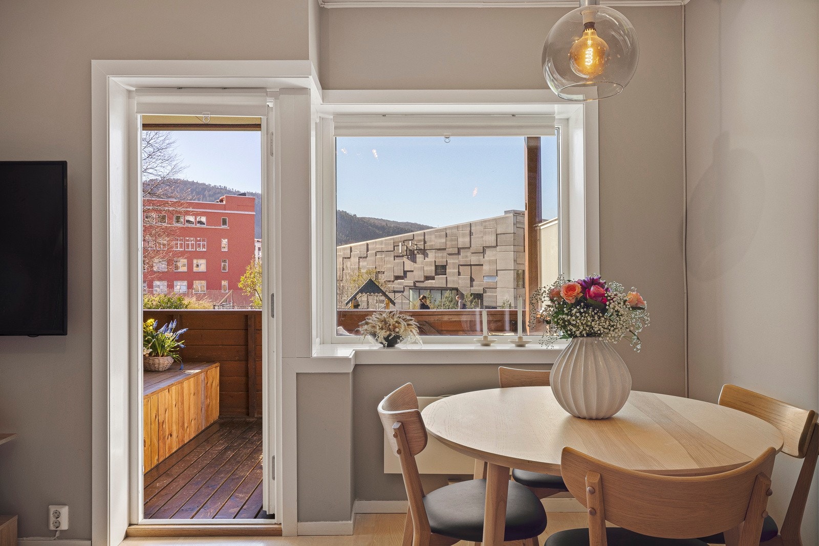 Store vindu gir godt naturlig lys i stuen Galleribilde