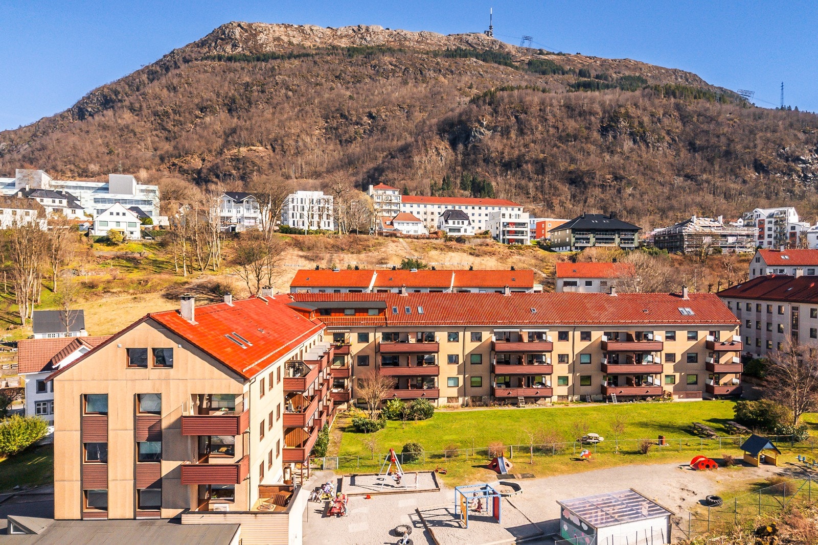 Fin beliggenhet midt mellom fjord og fjell med fine turmuligheter rett utenfor døren Galleribilde