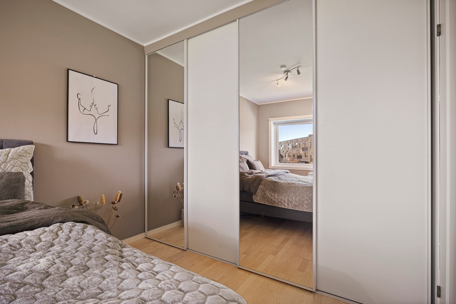 God oppbevaringsplass i stor skyvedørsgarderobe Galleribilde