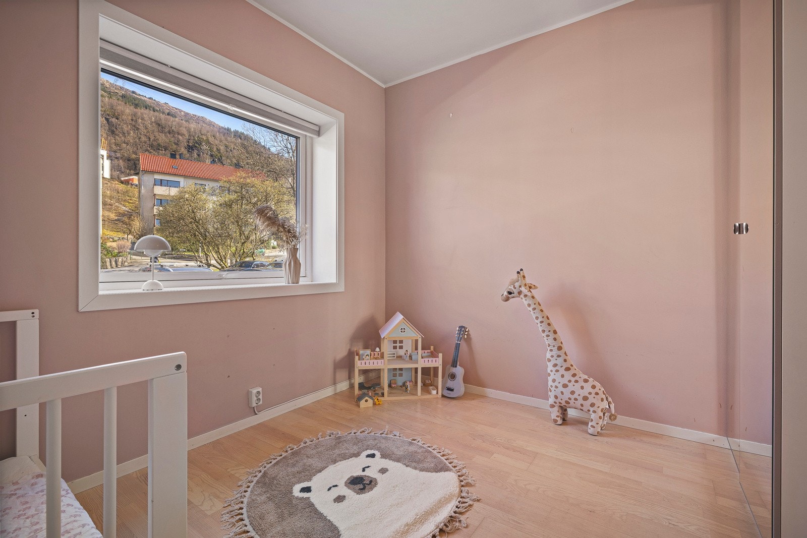 Perfekt som både barnerom eller kontor - Det passer også utmerket for den som vil leie ut et soverom Galleribilde